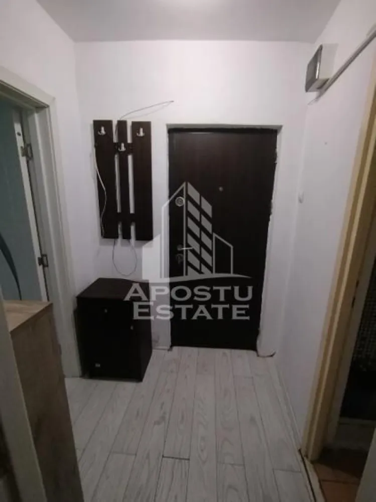 Apartament cu 1 camera, de vanzare, zona Buziaslui, Timisoara - Agentia imobiliara APOSTU ESTATE va propune spre vanzare un apartament cu 1 camere, semidecomandat, mobilat si utilat, localizat in judetul Timis, Timisoara, zona Buziasului.

Apartamentul este situat la etajul 2 unei cladiri cu 4 etaje si are o suprafata de 32.

Compartimentare:

- Hol de acces

- Bucatarie

- Camera

- Baie 

Confortul termic este realizat prin intermediul termoficarii. Zona foarte linistita cu numeroase facilitati si puncte de interes precum: acces rapid si usor la mijloacele de transport in comun, parcare amenajata langa bloc, magazine si supermarket-uri in apropiere, farmacii, institutii de invatamant, restaurante, baruri, cafenele si multe altele.
CP3072817