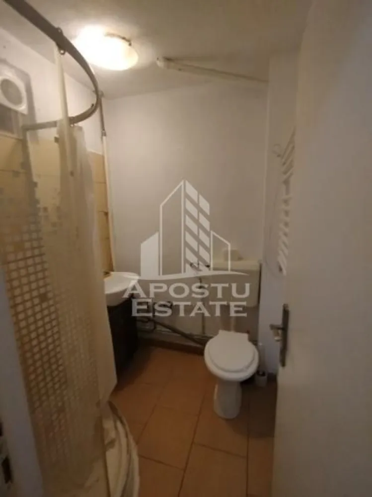Apartament cu 1 camera, de vanzare, zona Buziaslui, Timisoara - Agentia imobiliara APOSTU ESTATE va propune spre vanzare un apartament cu 1 camere, semidecomandat, mobilat si utilat, localizat in judetul Timis, Timisoara, zona Buziasului.

Apartamentul este situat la etajul 2 unei cladiri cu 4 etaje si are o suprafata de 32.

Compartimentare:

- Hol de acces

- Bucatarie

- Camera

- Baie 

Confortul termic este realizat prin intermediul termoficarii. Zona foarte linistita cu numeroase facilitati si puncte de interes precum: acces rapid si usor la mijloacele de transport in comun, parcare amenajata langa bloc, magazine si supermarket-uri in apropiere, farmacii, institutii de invatamant, restaurante, baruri, cafenele si multe altele.
CP3072817