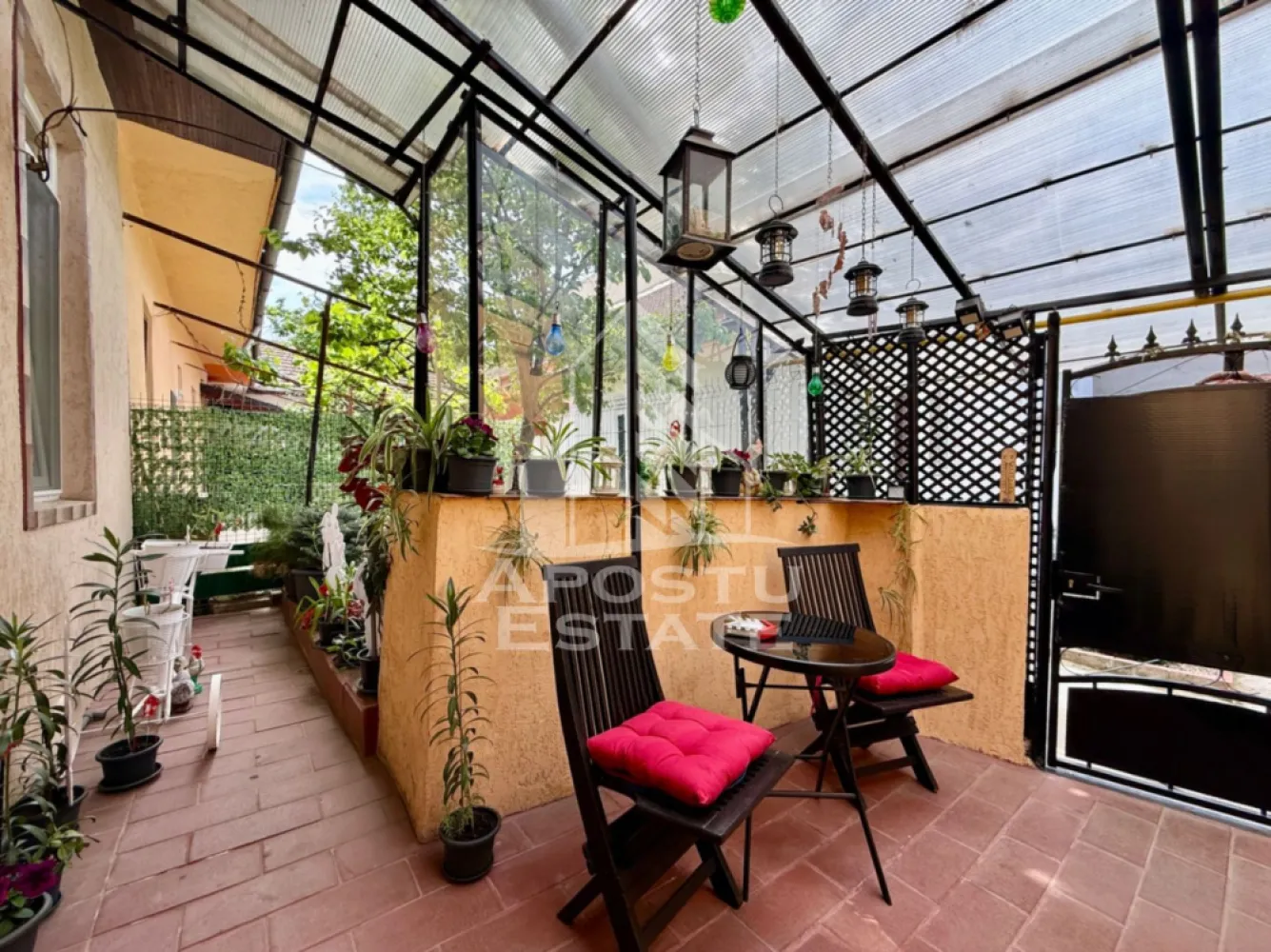 Apartament cu 2 camere si curte de vanzare in Complexul Studentesc - Agentia imobiliara APOSTU ESTATE va propune spre vanzare un apartament decomandat, cu 2 camere situat in zona Complexului Stidentesc din Timisoara, judetul Timis. 
Apartamentul beneficiaza de o curte proprie de 133mp, ingradita si foarte frumos amenajata, oferind astfel un spatiu de relaxare exterior. In curte se regasesc 2 zone care pot fi folosite ca terase, o zona amenajata cu spatii verzi si flori si 4 magazii pentru depozitare. 
Constructia este solida, realizata integral din caramida si renovata complet, inclusiv instalatiile electrice si cele sanitare. 
Confortul termic se realizeaza prin intermediul centralei proprii pe gaz cu sistem de incalzire prin calorifere. 
Cu o suprafata utila de 51mp, proprietatea este compartimentata astfel: 
- bucatarie inchisa cu camara mare 
- living spatios 
- dormitor 
- baie cu dus si geam pentru aerisire naturala 

Toate ferestrele apartamentului au priveliste catre curtea interioara a imobilului. 
Proprietatea se vinde complet mobilata si utilata, cum se vede in imagini.

Agentia imobiliara Apostu Estate va ofera consultanta bancara gratuita prin intermediul colaboratorilor nostri pentru alegerea celui mai potrivit tip de credit, astfel incat tu sa devi noul proprietar al acestui imobil.
Va asteptam cu drag la o vizionare!