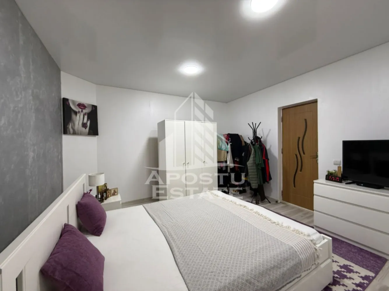 Apartament cu 2 camere si curte de vanzare in Complexul Studentesc - Agentia imobiliara APOSTU ESTATE va propune spre vanzare un apartament decomandat, cu 2 camere situat in zona Complexului Stidentesc din Timisoara, judetul Timis. 
Apartamentul beneficiaza de o curte proprie de 133mp, ingradita si foarte frumos amenajata, oferind astfel un spatiu de relaxare exterior. In curte se regasesc 2 zone care pot fi folosite ca terase, o zona amenajata cu spatii verzi si flori si 4 magazii pentru depozitare. 
Constructia este solida, realizata integral din caramida si renovata complet, inclusiv instalatiile electrice si cele sanitare. 
Confortul termic se realizeaza prin intermediul centralei proprii pe gaz cu sistem de incalzire prin calorifere. 
Cu o suprafata utila de 51mp, proprietatea este compartimentata astfel: 
- bucatarie inchisa cu camara mare 
- living spatios 
- dormitor 
- baie cu dus si geam pentru aerisire naturala 

Toate ferestrele apartamentului au priveliste catre curtea interioara a imobilului. 
Proprietatea se vinde complet mobilata si utilata, cum se vede in imagini.

Agentia imobiliara Apostu Estate va ofera consultanta bancara gratuita prin intermediul colaboratorilor nostri pentru alegerea celui mai potrivit tip de credit, astfel incat tu sa devi noul proprietar al acestui imobil.
Va asteptam cu drag la o vizionare!