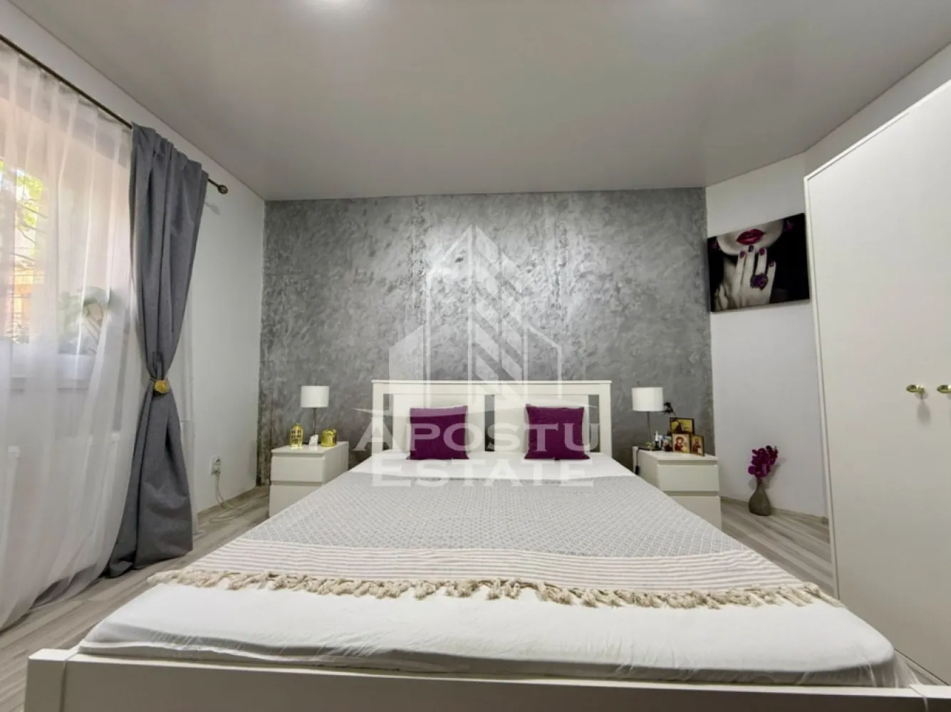 Apartament cu 2 camere si curte de vanzare in Complexul Studentesc - Agentia imobiliara APOSTU ESTATE va propune spre vanzare un apartament decomandat, cu 2 camere situat in zona Complexului Stidentesc din Timisoara, judetul Timis. 
Apartamentul beneficiaza de o curte proprie de 133mp, ingradita si foarte frumos amenajata, oferind astfel un spatiu de relaxare exterior. In curte se regasesc 2 zone care pot fi folosite ca terase, o zona amenajata cu spatii verzi si flori si 4 magazii pentru depozitare. 
Constructia este solida, realizata integral din caramida si renovata complet, inclusiv instalatiile electrice si cele sanitare. 
Confortul termic se realizeaza prin intermediul centralei proprii pe gaz cu sistem de incalzire prin calorifere. 
Cu o suprafata utila de 51mp, proprietatea este compartimentata astfel: 
- bucatarie inchisa cu camara mare 
- living spatios 
- dormitor 
- baie cu dus si geam pentru aerisire naturala 

Toate ferestrele apartamentului au priveliste catre curtea interioara a imobilului. 
Proprietatea se vinde complet mobilata si utilata, cum se vede in imagini.

Agentia imobiliara Apostu Estate va ofera consultanta bancara gratuita prin intermediul colaboratorilor nostri pentru alegerea celui mai potrivit tip de credit, astfel incat tu sa devi noul proprietar al acestui imobil.
Va asteptam cu drag la o vizionare!