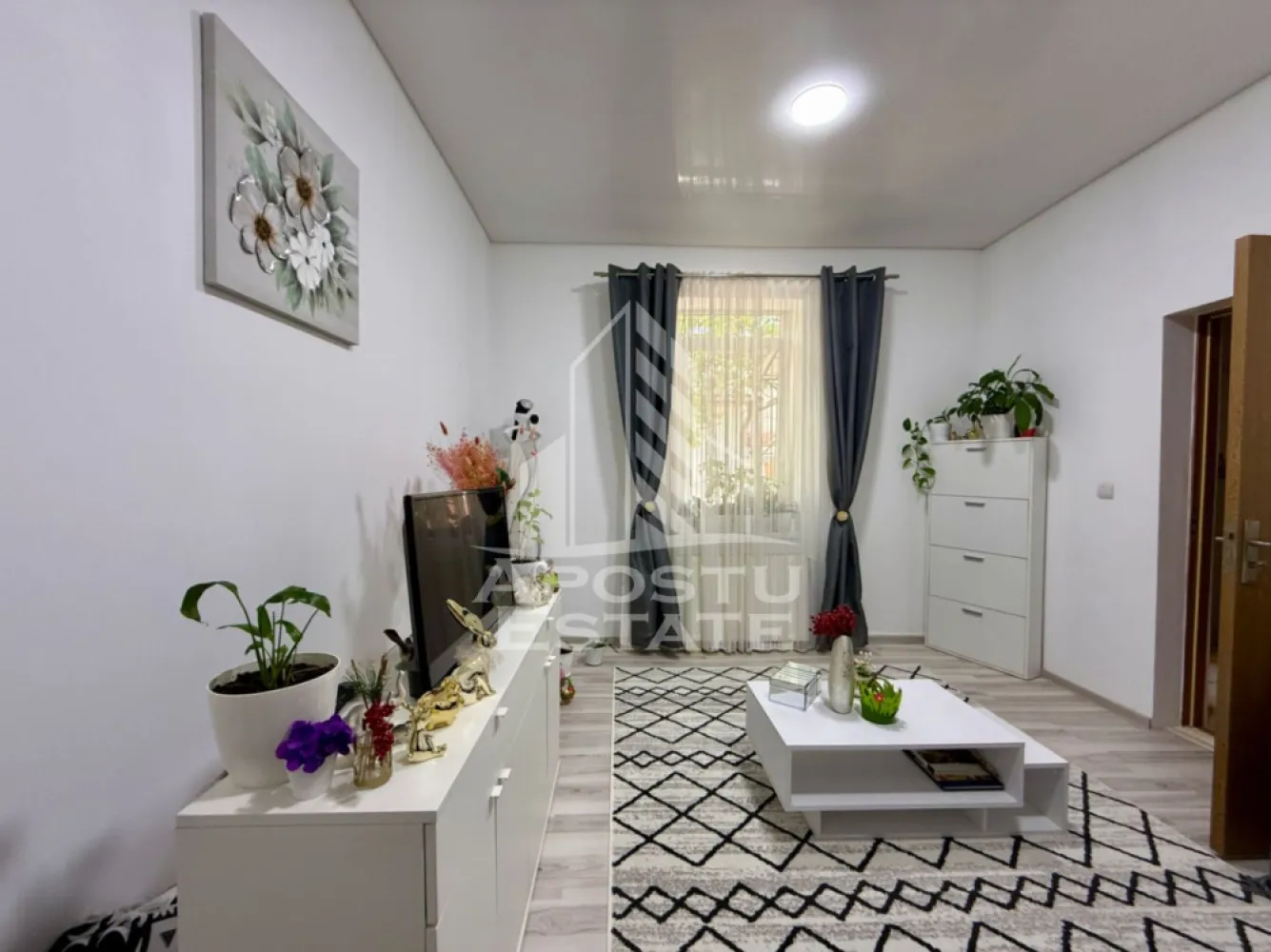 Apartament cu 2 camere si curte de vanzare in Complexul Studentesc