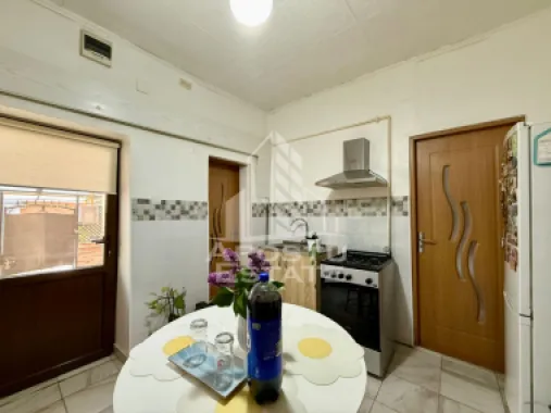 Apartament cu 2 camere si curte de vanzare in Complexul Studentesc