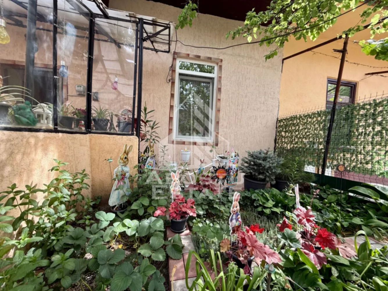 Apartament cu 2 camere si curte de vanzare in Complexul Studentesc