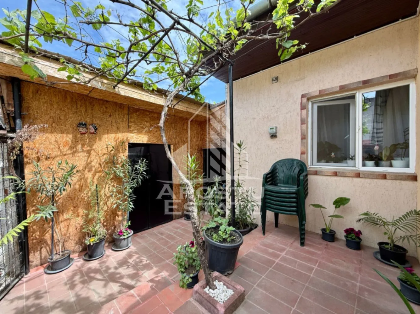 Apartament cu 2 camere si curte de vanzare in Complexul Studentesc
