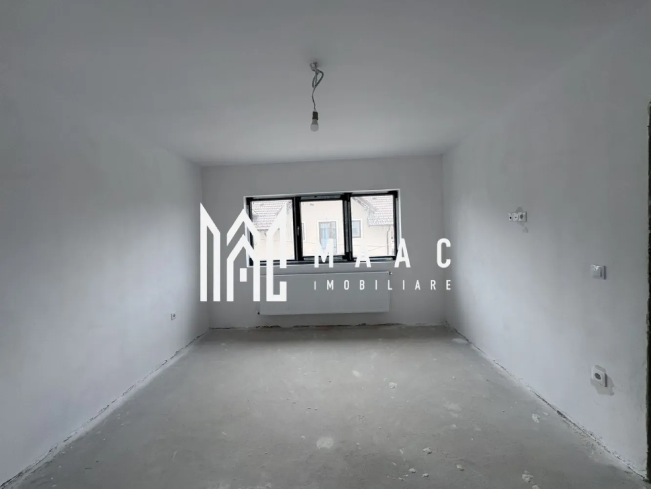 Apartament 2 camere I Etajul 3 I Decomandat I Selimbar I - MAAC Imobiliare vă propune spre vânzare un apartament situat la etajul 3 al unui bloc nou din Șelimbăr,orientare spre Sud, o proprietate potrivită atât pentru locuire, cât și pentru investiție, amplasată într-o zonă aflată în plină dezvoltare, cu acces facil către Sibiu.

Apartamentul este amplasat într-un imobil nou și beneficiază de o compartimentare practică, gândită pentru confort și funcționalitate.

Locuința este compusă din:
-1 dormitoar cu acces direct în balcon
-living cu bucătărie open space cu acces in balcon
-baie
- hol

Imobilul se predă la stadiul de alb, oferind posibilitatea personalizării finisajelor, sau, opțional, contra cost, se poate preda complet finisat, la cheie.
Pentru informații suplimentare și stabilirea unei vizionări, menționați că ați văzut anunțul cu ID CP3076721