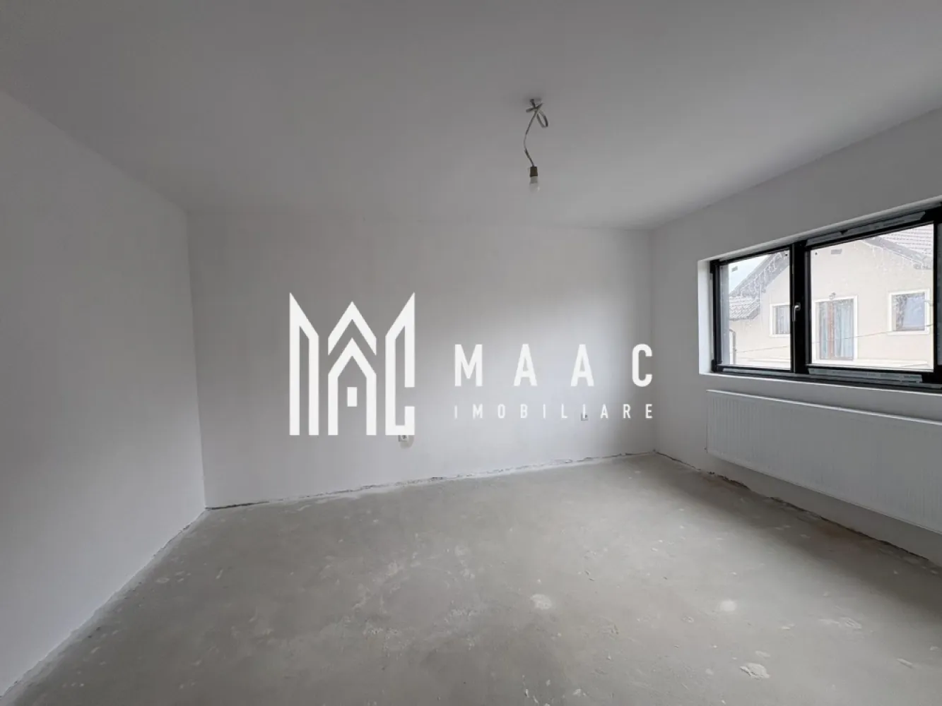 Apartament 2 camere I Etajul 3 I Decomandat I Selimbar I - MAAC Imobiliare vă propune spre vânzare un apartament situat la etajul 3 al unui bloc nou din Șelimbăr,orientare spre Sud, o proprietate potrivită atât pentru locuire, cât și pentru investiție, amplasată într-o zonă aflată în plină dezvoltare, cu acces facil către Sibiu.

Apartamentul este amplasat într-un imobil nou și beneficiază de o compartimentare practică, gândită pentru confort și funcționalitate.

Locuința este compusă din:
-1 dormitoar cu acces direct în balcon
-living cu bucătărie open space cu acces in balcon
-baie
- hol

Imobilul se predă la stadiul de alb, oferind posibilitatea personalizării finisajelor, sau, opțional, contra cost, se poate preda complet finisat, la cheie.
Pentru informații suplimentare și stabilirea unei vizionări, menționați că ați văzut anunțul cu ID CP3076721