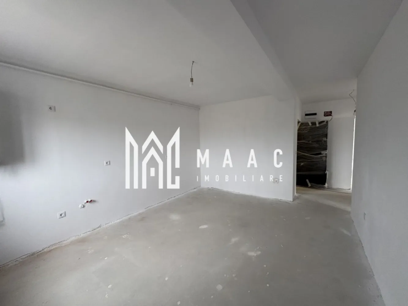 Apartament 2 camere I Etajul 3 I Decomandat I Selimbar I - MAAC Imobiliare vă propune spre vânzare un apartament situat la etajul 3 al unui bloc nou din Șelimbăr,orientare spre Sud, o proprietate potrivită atât pentru locuire, cât și pentru investiție, amplasată într-o zonă aflată în plină dezvoltare, cu acces facil către Sibiu.

Apartamentul este amplasat într-un imobil nou și beneficiază de o compartimentare practică, gândită pentru confort și funcționalitate.

Locuința este compusă din:
-1 dormitoar cu acces direct în balcon
-living cu bucătărie open space cu acces in balcon
-baie
- hol

Imobilul se predă la stadiul de alb, oferind posibilitatea personalizării finisajelor, sau, opțional, contra cost, se poate preda complet finisat, la cheie.
Pentru informații suplimentare și stabilirea unei vizionări, menționați că ați văzut anunțul cu ID CP3076721