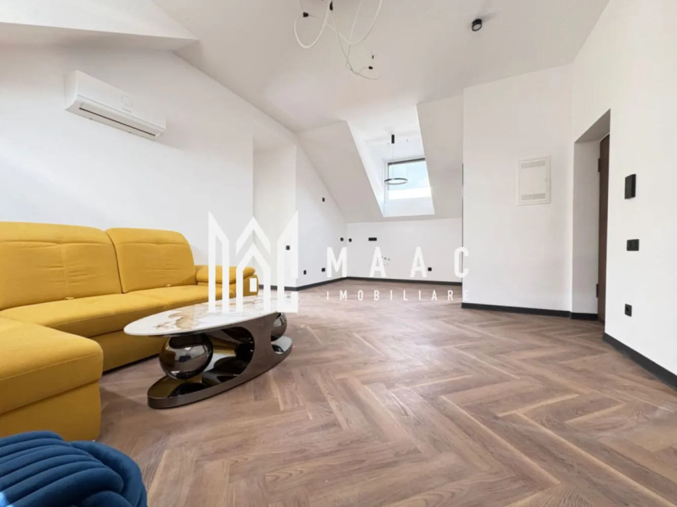 Apartament 3 camere I 2 locuri de parcare I Turnisor - MAAC Imobiliare va propune spre vânzare un apartament nou, situat la etajul 2/2 intr-un imobil din zona Turnisor.

Locuinta are living cu bucatarie open-space, 2 dormitoare, baie cu geam de aerisire.

Aferente-doua locuri de parcare in curtea imobilului.Curte privata cu bariera

Aparatamentul se vinde la cheie, baia utilata parțial , parchet triplu stratificat, uși Portadors , centarala ,încălzire în pardoseală, jaluzele de aluminiu pe exterior, jaluzele verticale la interior

Pentru mai multe detalii, precizați telefonic că ați văzut anunțul cu ID CP3075927