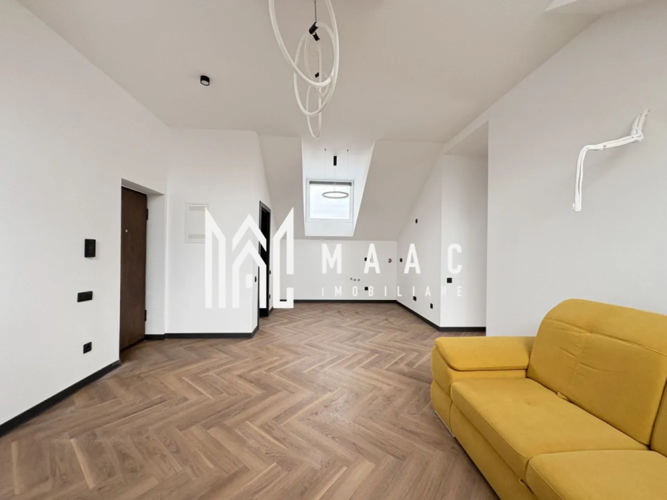Apartament 3 camere I 2 locuri de parcare I Turnisor - MAAC Imobiliare va propune spre vânzare un apartament nou, situat la etajul 2/2 intr-un imobil din zona Turnisor.

Locuinta are living cu bucatarie open-space, 2 dormitoare, baie cu geam de aerisire.

Aferente-doua locuri de parcare in curtea imobilului.Curte privata cu bariera

Aparatamentul se vinde la cheie, baia utilata parțial , parchet triplu stratificat, uși Portadors , centarala ,încălzire în pardoseală, jaluzele de aluminiu pe exterior, jaluzele verticale la interior

Pentru mai multe detalii, precizați telefonic că ați văzut anunțul cu ID CP3075927