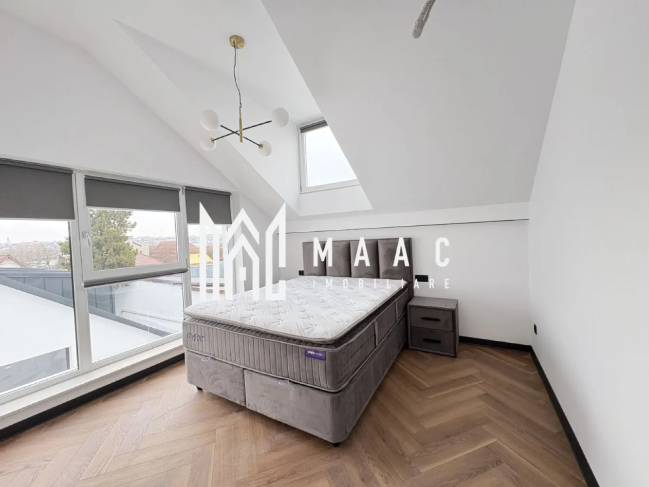 Apartament 3 camere I 2 locuri de parcare I Turnisor - MAAC Imobiliare va propune spre vânzare un apartament nou, situat la etajul 2/2 intr-un imobil din zona Turnisor.

Locuinta are living cu bucatarie open-space, 2 dormitoare, baie cu geam de aerisire.

Aferente-doua locuri de parcare in curtea imobilului.Curte privata cu bariera

Aparatamentul se vinde la cheie, baia utilata parțial , parchet triplu stratificat, uși Portadors , centarala ,încălzire în pardoseală, jaluzele de aluminiu pe exterior, jaluzele verticale la interior

Pentru mai multe detalii, precizați telefonic că ați văzut anunțul cu ID CP3075927