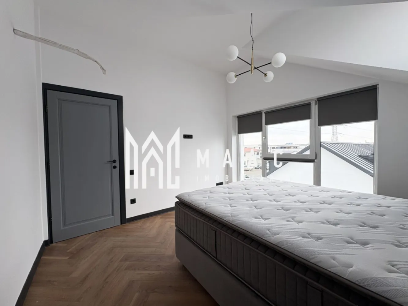 Apartament 3 camere I 2 locuri de parcare I Turnisor - MAAC Imobiliare va propune spre vânzare un apartament nou, situat la etajul 2/2 intr-un imobil din zona Turnisor.

Locuinta are living cu bucatarie open-space, 2 dormitoare, baie cu geam de aerisire.

Aferente-doua locuri de parcare in curtea imobilului.Curte privata cu bariera

Aparatamentul se vinde la cheie, baia utilata parțial , parchet triplu stratificat, uși Portadors , centarala ,încălzire în pardoseală, jaluzele de aluminiu pe exterior, jaluzele verticale la interior

Pentru mai multe detalii, precizați telefonic că ați văzut anunțul cu ID CP3075927