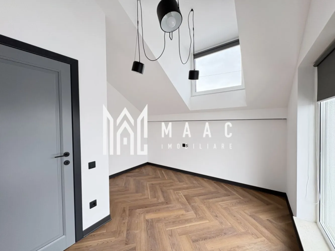 Apartament 3 camere I 2 locuri de parcare I Turnisor - MAAC Imobiliare va propune spre vânzare un apartament nou, situat la etajul 2/2 intr-un imobil din zona Turnisor.

Locuinta are living cu bucatarie open-space, 2 dormitoare, baie cu geam de aerisire.

Aferente-doua locuri de parcare in curtea imobilului.Curte privata cu bariera

Aparatamentul se vinde la cheie, baia utilata parțial , parchet triplu stratificat, uși Portadors , centarala ,încălzire în pardoseală, jaluzele de aluminiu pe exterior, jaluzele verticale la interior

Pentru mai multe detalii, precizați telefonic că ați văzut anunțul cu ID CP3075927