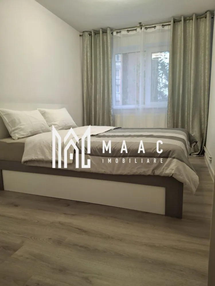 Apartament 4 camere | Etaj 3 | 60 MP | Balcon | Ostroveni - MAAC Imobiliare vă propune spre vânzare un apartament decomandat cu 4 camere, situat în cartierul Ostroveni, la etajul 3 din 10 al unui bloc prevăzut cu lift. Proprietatea a fost complet renovată în anul 2025.

Apartamentul se vinde exact ca în fotografii, cu excepția televizoarelor, iar toate electrocasnicele sunt noi.

Caracteristici:
Apartament cu 4 camere decomandat
Suprafață utilă: 57 mp + Balcon de 3 mp
Etaj 3 din 10
Bloc cu lift
Complet renovat în anul 2025
Balcon închis
Se vinde mobilat și utilat, conform fotografiilor
Ideal pentru locuire imediată.

Compartimentare:
Living luminos
3 dormitoare 
Bucătărie separată și complet echipată
Baie 
Hol spațios
Balcon închis.

Dotări:
Instalație electrică complet schimbată
Instalație sanitară nouă
Centrală termică pe cupru
Mobilier realizat pe comandă în întreg apartamentul
Mașină de spălat rufe
Uscător de rufe
Mașină de spălat vase
Frigider
Cuptor electric
Plită pe gaz din ceramică
Hotă.

Avantaje:
Acces rapid către magazine, școli, parc și mijloace de transport
Bloc dotat cu lift
Locuință complet renovată, fără necesitatea unor investiții suplimentare
Ideal pentru familie sau pentru investiție.

Pentru mai multe detalii și programarea unei vizionări, vă rugăm să ne contactați telefonic și să menționați ID: CP3075734