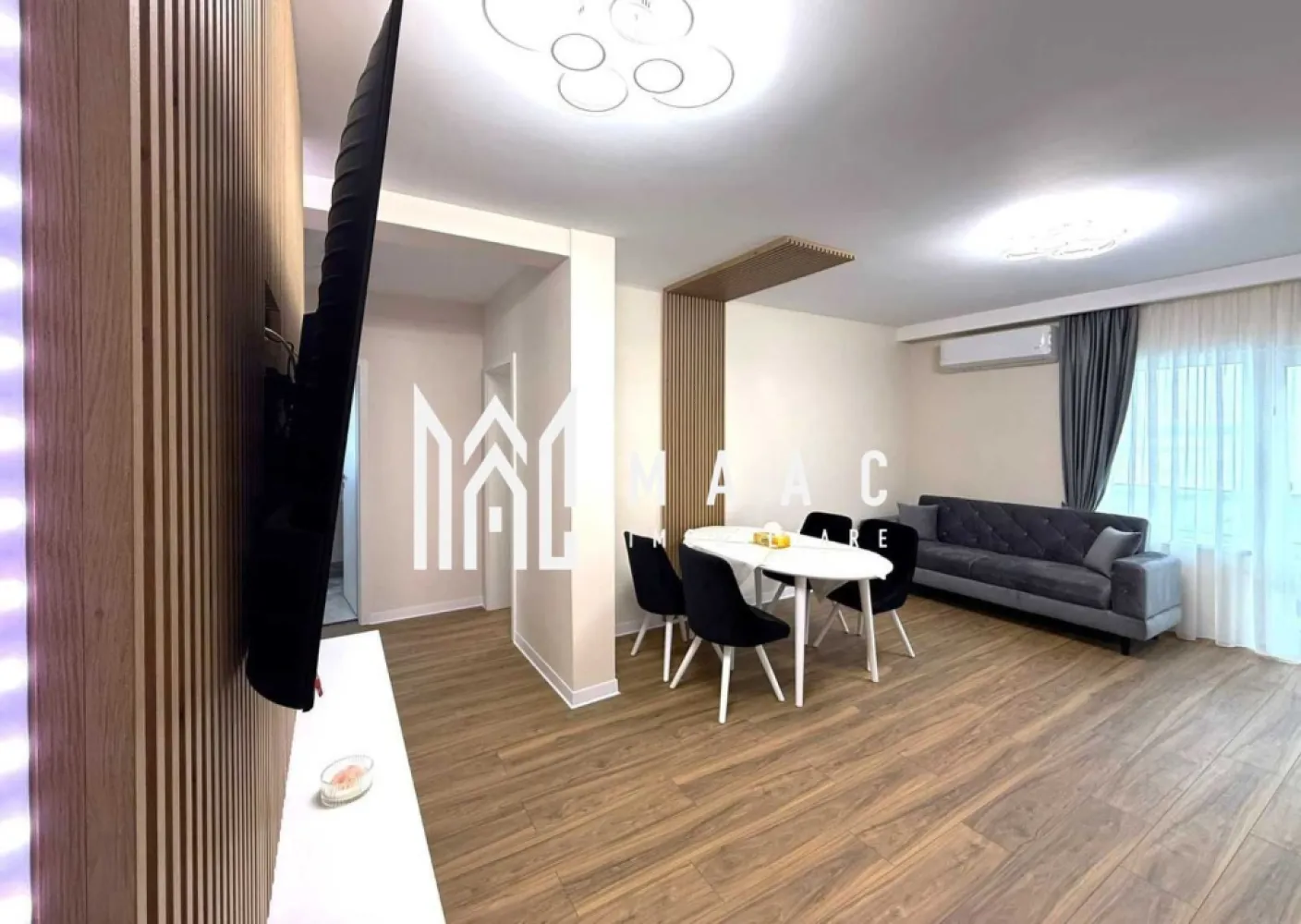 Apartament 3 camere | Etaj 1 | Balcon | Parcare | Doamna Stanca - Apartament 3 camere de închiriat Sibiu – construcție 2025 – prima închiriere – parcare privată

MAAC Imobiliare vă propune spre închiriere un apartament nou, aflat la prima închiriere, situat într-un imobil construit în 2025, cu regim redus de înălțime P+3, într-o zonă liniștită și apreciată din Sibiu.

Locuința este amenajată cu finisaje premium, mobilier realizat la comandă și electrocasnice moderne, fiind pregătită pentru mutare imediată.

Detalii apartament
3 camere
Etaj: 1
Balcon: 8 mp
Loc de parcare privat
Compartimentare eficientă și spații generoase
Compartimentare
Living spațios cu ieșire pe balcon
Bucătărie complet mobilată și utilată
2 dormitoare
2 holuri cu spații de depozitare
Baie de 7 mp cu geam de aerisire
Balcon cu acces din living și dormitor
Dotări și finisaje premium
Încălzire în pardoseală
Aer condiționat
TV Smart 4K
Mobilier realizat la comandă
Riflaj decorativ cu LED
Canapea premium
Draperii pe comandă
Dulapuri cu oglinzi integrate
Bucătărie complet echipată:
Mașină de spălat vase încorporată
Plită electrică
Cuptor electric
Frigider și congelator
Hotă
Baie:
Cadă
Geam pentru aerisire naturală
Mașină de spălat rufe
Uscător haine
Avantaje
Prima închiriere
Construcție nouă 2025
Regim redus de înălțime
Zonă liniștită
Multă lumină naturală
Locuință pregătită complet pentru mutare

Pentru mai multe detalii, precizati telefonic ca ati vazut anuntul cu ID: CP3075386
