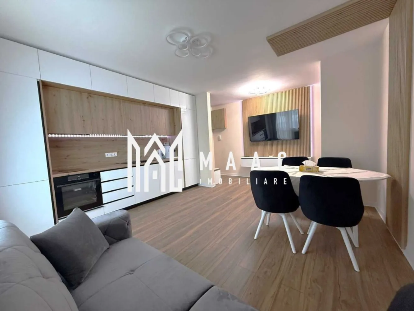 Apartament 3 camere | Etaj 1 | Balcon | Parcare | Doamna Stanca - Apartament 3 camere de închiriat Sibiu – construcție 2025 – prima închiriere – parcare privată

MAAC Imobiliare vă propune spre închiriere un apartament nou, aflat la prima închiriere, situat într-un imobil construit în 2025, cu regim redus de înălțime P+3, într-o zonă liniștită și apreciată din Sibiu.

Locuința este amenajată cu finisaje premium, mobilier realizat la comandă și electrocasnice moderne, fiind pregătită pentru mutare imediată.

Detalii apartament
3 camere
Etaj: 1
Balcon: 8 mp
Loc de parcare privat
Compartimentare eficientă și spații generoase
Compartimentare
Living spațios cu ieșire pe balcon
Bucătărie complet mobilată și utilată
2 dormitoare
2 holuri cu spații de depozitare
Baie de 7 mp cu geam de aerisire
Balcon cu acces din living și dormitor
Dotări și finisaje premium
Încălzire în pardoseală
Aer condiționat
TV Smart 4K
Mobilier realizat la comandă
Riflaj decorativ cu LED
Canapea premium
Draperii pe comandă
Dulapuri cu oglinzi integrate
Bucătărie complet echipată:
Mașină de spălat vase încorporată
Plită electrică
Cuptor electric
Frigider și congelator
Hotă
Baie:
Cadă
Geam pentru aerisire naturală
Mașină de spălat rufe
Uscător haine
Avantaje
Prima închiriere
Construcție nouă 2025
Regim redus de înălțime
Zonă liniștită
Multă lumină naturală
Locuință pregătită complet pentru mutare

Pentru mai multe detalii, precizati telefonic ca ati vazut anuntul cu ID: CP3075386