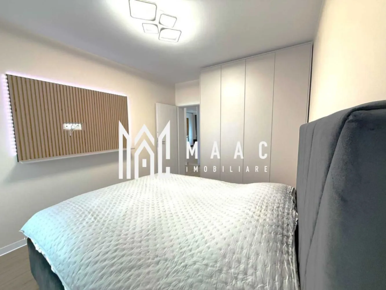 Apartament 3 camere | Etaj 1 | Balcon | Parcare | Doamna Stanca - Apartament 3 camere de închiriat Sibiu – construcție 2025 – prima închiriere – parcare privată

MAAC Imobiliare vă propune spre închiriere un apartament nou, aflat la prima închiriere, situat într-un imobil construit în 2025, cu regim redus de înălțime P+3, într-o zonă liniștită și apreciată din Sibiu.

Locuința este amenajată cu finisaje premium, mobilier realizat la comandă și electrocasnice moderne, fiind pregătită pentru mutare imediată.

Detalii apartament
3 camere
Etaj: 1
Balcon: 8 mp
Loc de parcare privat
Compartimentare eficientă și spații generoase
Compartimentare
Living spațios cu ieșire pe balcon
Bucătărie complet mobilată și utilată
2 dormitoare
2 holuri cu spații de depozitare
Baie de 7 mp cu geam de aerisire
Balcon cu acces din living și dormitor
Dotări și finisaje premium
Încălzire în pardoseală
Aer condiționat
TV Smart 4K
Mobilier realizat la comandă
Riflaj decorativ cu LED
Canapea premium
Draperii pe comandă
Dulapuri cu oglinzi integrate
Bucătărie complet echipată:
Mașină de spălat vase încorporată
Plită electrică
Cuptor electric
Frigider și congelator
Hotă
Baie:
Cadă
Geam pentru aerisire naturală
Mașină de spălat rufe
Uscător haine
Avantaje
Prima închiriere
Construcție nouă 2025
Regim redus de înălțime
Zonă liniștită
Multă lumină naturală
Locuință pregătită complet pentru mutare

Pentru mai multe detalii, precizati telefonic ca ati vazut anuntul cu ID: CP3075386