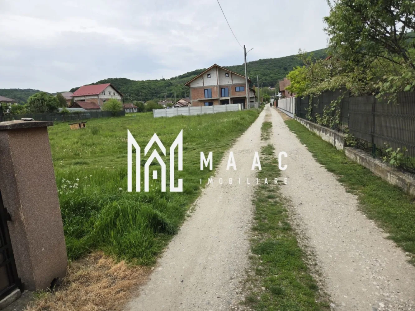 teren de vanzare | zona foarte frumoasa | sat olteni - MAAC Imobiliare vă propune spre vânzare un teren situat într-o zonă foarte liniștită, în satul Olteni. Proprietatea beneficiază de o deschidere generoasă la stradă de 42 metri, oferind multiple posibilități pentru construcție sau investiție.

Toate utilitățile se află în imediata apropiere a terenului, iar accesul către DN se face rapid, acesta fiind situat la aproximativ 500 metri distanță. Zona este apreciată pentru liniște, aer curat și acces facil către principalele puncte de interes.

Caracteristici principale:
-suprafață totală de 739 mp
-deschidere de 42 m la stradă
-teren intravilan, pretabil pentru construcții

Prețul este ușor negociabil, oferind flexibilitate pentru potențialii cumpărători interesați de o achiziție avantajoasă într-o zonă cu potențial de dezvoltare.

Pentru mai multe detalii și programarea unei vizionări, vă rugăm să contactați MAAC Imobiliare și să menționați la telefon CP3073887