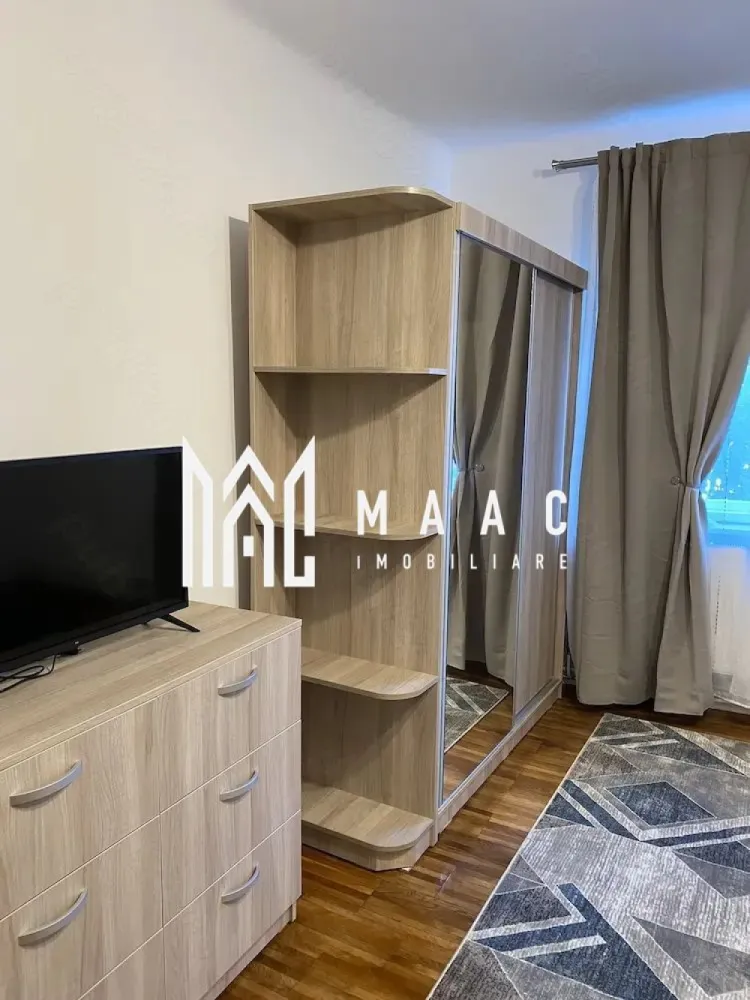 Garsoniera | 50 MPU | Zona Centrala - MAAC Imobiliare vă propune spre închiriere o garsonieră recent renovată, situată la casă, într-o zonă centrală și liniștită, ideală pentru o persoană sau un cuplu care își dorește confort și acces rapid către principalele puncte de interes ale orașului.

Proprietatea se remarcă prin suprafața generoasă, atmosfera primitoare și poziționarea excelentă, fiind aproape de facultăți, centre comerciale și mijloace de transport. Curtea interioară și zona liniștită oferă un plus de confort și intimitate.

Compartimentare:
cameră spațioasă și luminoasă
bucătărie
baie
hol

Dotări și avantaje:
recent renovată
situată la casă
centrală termică pe gaz
costuri mici la întreținere
curte interioară
loc de parcare
zonă centrală și liniștită
acces rapid către facultăți și mall

Localizare:
Zonă centrală, cu acces facil către toate punctele de interes din oraș.

Condiții de închiriere:
garanție: echivalentul unei chirii lunare
disponibilitate: imediată

Pentru mai multe detalii sau pentru programarea unei vizionări, vă rugăm să ne contactați specificând: ID: CP3072988