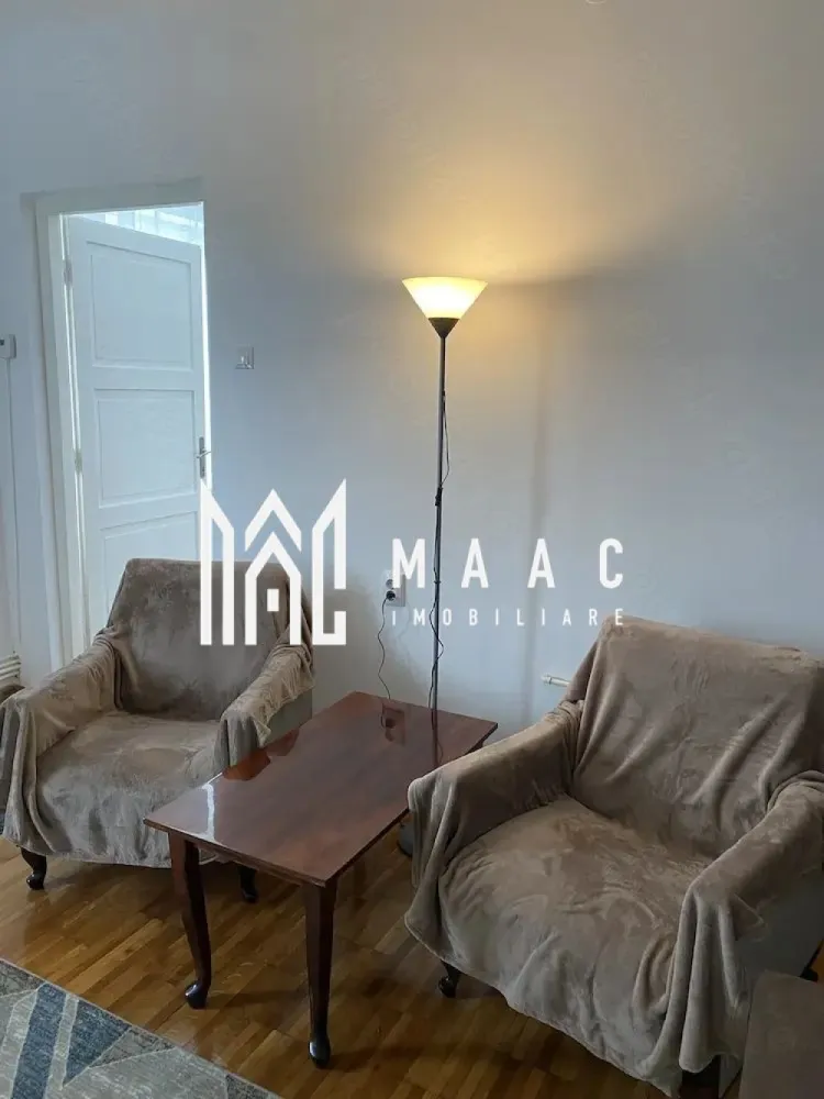 Garsoniera | 50 MPU | Zona Centrala - MAAC Imobiliare vă propune spre închiriere o garsonieră recent renovată, situată la casă, într-o zonă centrală și liniștită, ideală pentru o persoană sau un cuplu care își dorește confort și acces rapid către principalele puncte de interes ale orașului.

Proprietatea se remarcă prin suprafața generoasă, atmosfera primitoare și poziționarea excelentă, fiind aproape de facultăți, centre comerciale și mijloace de transport. Curtea interioară și zona liniștită oferă un plus de confort și intimitate.

Compartimentare:
cameră spațioasă și luminoasă
bucătărie
baie
hol

Dotări și avantaje:
recent renovată
situată la casă
centrală termică pe gaz
costuri mici la întreținere
curte interioară
loc de parcare
zonă centrală și liniștită
acces rapid către facultăți și mall

Localizare:
Zonă centrală, cu acces facil către toate punctele de interes din oraș.

Condiții de închiriere:
garanție: echivalentul unei chirii lunare
disponibilitate: imediată

Pentru mai multe detalii sau pentru programarea unei vizionări, vă rugăm să ne contactați specificând: ID: CP3072988