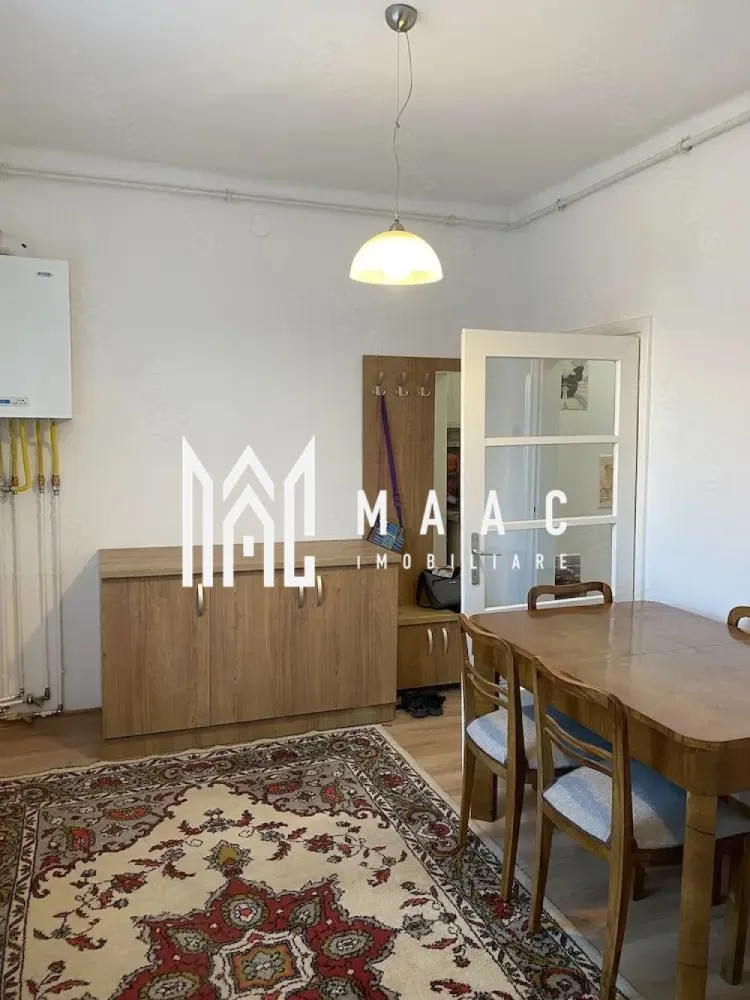 Garsoniera | 50 MPU | Zona Centrala - MAAC Imobiliare vă propune spre închiriere o garsonieră recent renovată, situată la casă, într-o zonă centrală și liniștită, ideală pentru o persoană sau un cuplu care își dorește confort și acces rapid către principalele puncte de interes ale orașului.

Proprietatea se remarcă prin suprafața generoasă, atmosfera primitoare și poziționarea excelentă, fiind aproape de facultăți, centre comerciale și mijloace de transport. Curtea interioară și zona liniștită oferă un plus de confort și intimitate.

Compartimentare:
cameră spațioasă și luminoasă
bucătărie
baie
hol

Dotări și avantaje:
recent renovată
situată la casă
centrală termică pe gaz
costuri mici la întreținere
curte interioară
loc de parcare
zonă centrală și liniștită
acces rapid către facultăți și mall

Localizare:
Zonă centrală, cu acces facil către toate punctele de interes din oraș.

Condiții de închiriere:
garanție: echivalentul unei chirii lunare
disponibilitate: imediată

Pentru mai multe detalii sau pentru programarea unei vizionări, vă rugăm să ne contactați specificând: ID: CP3072988