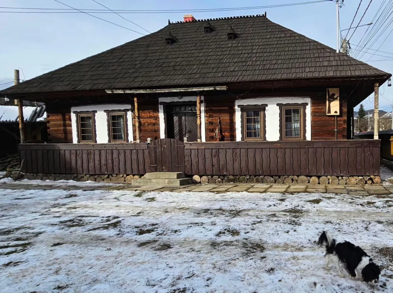 Cazare in Bucovina, Gura Humorului, 400 lei/noapte/toata casa - Va invitam sa descoperiti farmecul unei case de vacanta primitoare, unde fiecare colt va aduce aminte de linistea si caldura casei bunicilor. 
Amenajata intr-un stil rustic, cu elemente traditionale autentice, ca ofera un refugiu perfect pentru relaxare, odihna si reconectare cu natura.
Decorul pastreaza farmecul copilariei si atmosfera simpla, autentica specifica satului romanesc.
Casa dispune de 
- 2 camere confortabile complet mobilate 
- hol
- bucatarie complet utilata 
- prispa generoasa, ideala pentru momente de liniste si cafeaua de dimineata.
Se adreseaza oaspetilor care apreciaza autenticitatea, traditia si atmosfera linistita.
NU se inchiriaza pentru evenimente sau petreceri.
Pret 400 lei/noapte/toata casa.
Pentru detalii si rezervari 0746.252.252 Liliana Ene.