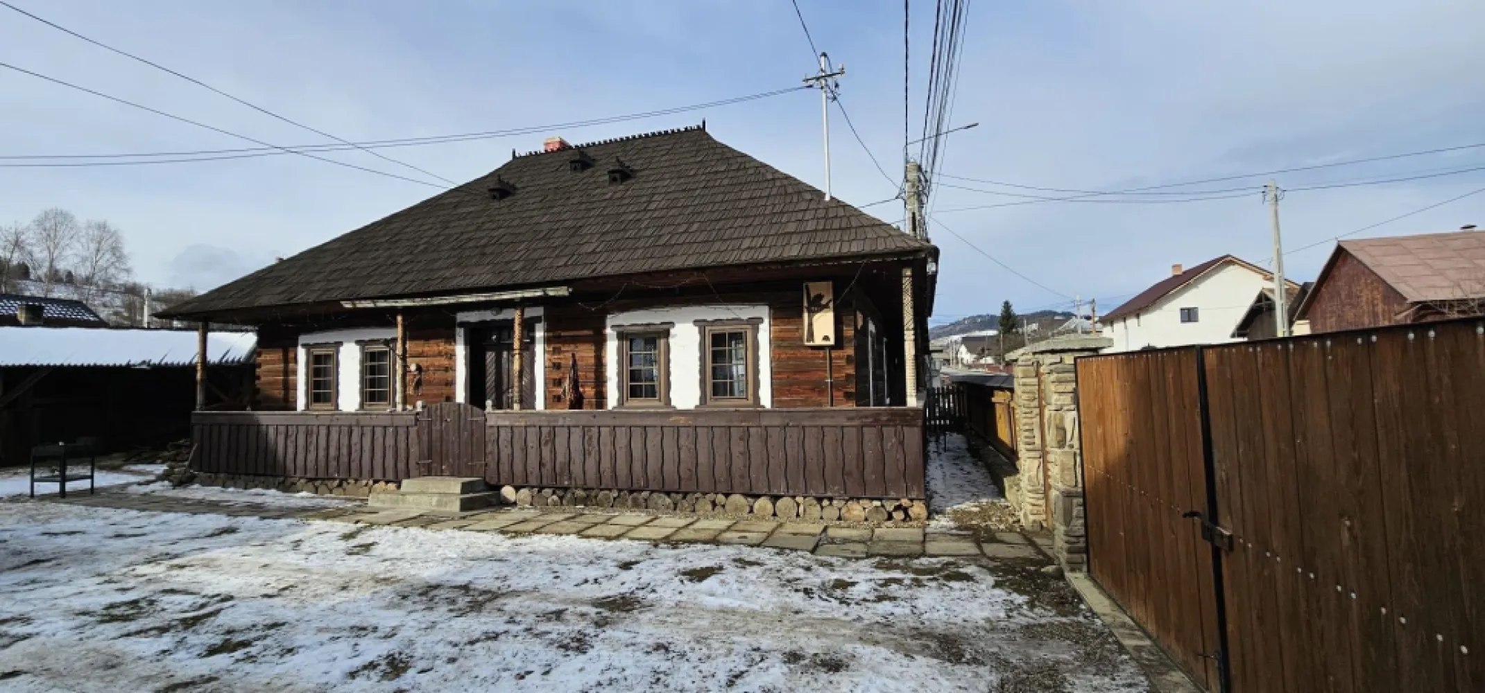 Cazare in Bucovina, Gura Humorului, 400 lei/noapte/toata casa - Va invitam sa descoperiti farmecul unei case de vacanta primitoare, unde fiecare colt va aduce aminte de linistea si caldura casei bunicilor. 
Amenajata intr-un stil rustic, cu elemente traditionale autentice, ca ofera un refugiu perfect pentru relaxare, odihna si reconectare cu natura.
Decorul pastreaza farmecul copilariei si atmosfera simpla, autentica specifica satului romanesc.
Casa dispune de 
- 2 camere confortabile complet mobilate 
- hol
- bucatarie complet utilata 
- prispa generoasa, ideala pentru momente de liniste si cafeaua de dimineata.
Se adreseaza oaspetilor care apreciaza autenticitatea, traditia si atmosfera linistita.
NU se inchiriaza pentru evenimente sau petreceri.
Pret 400 lei/noapte/toata casa.
Pentru detalii si rezervari 0746.252.252 Liliana Ene.