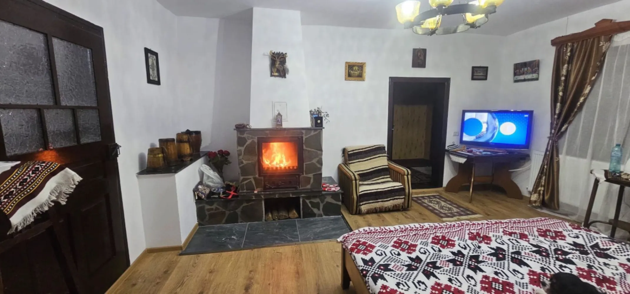 Cazare in Bucovina, Gura Humorului, 400 lei/noapte/toata casa - Va invitam sa descoperiti farmecul unei case de vacanta primitoare, unde fiecare colt va aduce aminte de linistea si caldura casei bunicilor. 
Amenajata intr-un stil rustic, cu elemente traditionale autentice, ca ofera un refugiu perfect pentru relaxare, odihna si reconectare cu natura.
Decorul pastreaza farmecul copilariei si atmosfera simpla, autentica specifica satului romanesc.
Casa dispune de 
- 2 camere confortabile complet mobilate 
- hol
- bucatarie complet utilata 
- prispa generoasa, ideala pentru momente de liniste si cafeaua de dimineata.
Se adreseaza oaspetilor care apreciaza autenticitatea, traditia si atmosfera linistita.
NU se inchiriaza pentru evenimente sau petreceri.
Pret 400 lei/noapte/toata casa.
Pentru detalii si rezervari 0746.252.252 Liliana Ene.