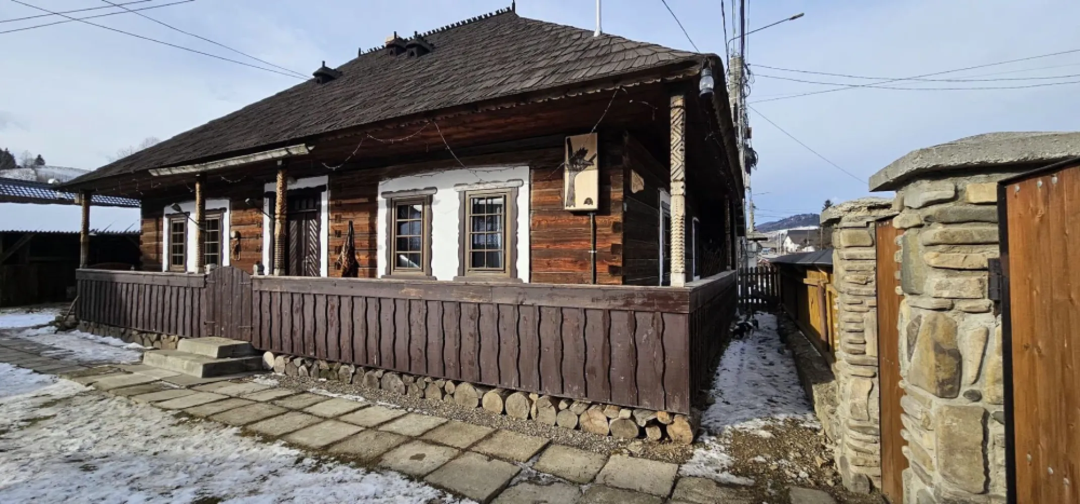 Cazare in Bucovina, Gura Humorului, 400 lei/noapte/toata casa - Va invitam sa descoperiti farmecul unei case de vacanta primitoare, unde fiecare colt va aduce aminte de linistea si caldura casei bunicilor. 
Amenajata intr-un stil rustic, cu elemente traditionale autentice, ca ofera un refugiu perfect pentru relaxare, odihna si reconectare cu natura.
Decorul pastreaza farmecul copilariei si atmosfera simpla, autentica specifica satului romanesc.
Casa dispune de 
- 2 camere confortabile complet mobilate 
- hol
- bucatarie complet utilata 
- prispa generoasa, ideala pentru momente de liniste si cafeaua de dimineata.
Se adreseaza oaspetilor care apreciaza autenticitatea, traditia si atmosfera linistita.
NU se inchiriaza pentru evenimente sau petreceri.
Pret 400 lei/noapte/toata casa.
Pentru detalii si rezervari 0746.252.252 Liliana Ene.