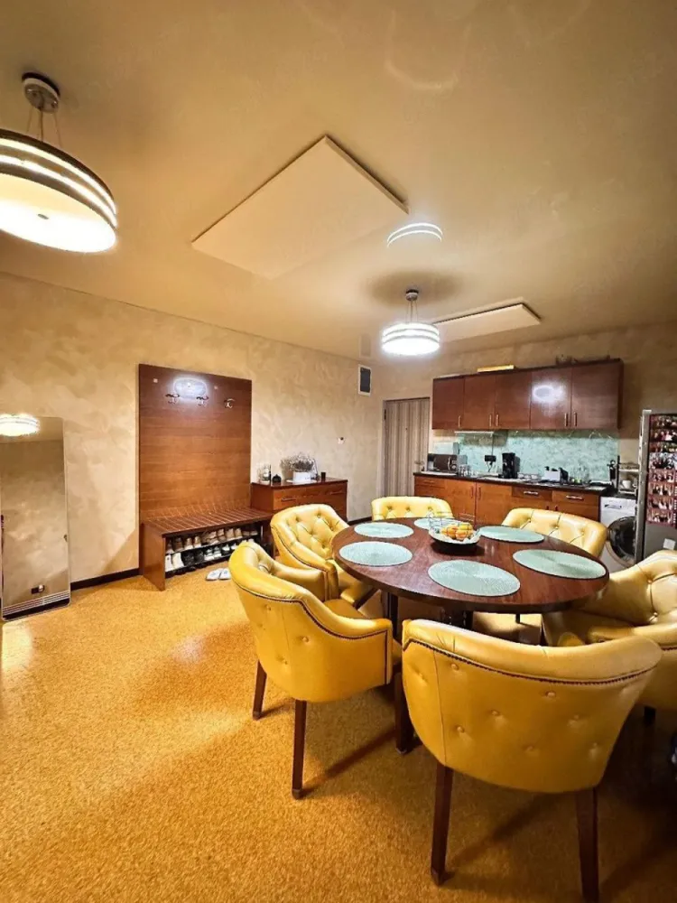 De Inchiriat apartament cu două camere, Aleea Meteo, 400 Euro - Închiriez apartament cu 2 camere, cu suprafața de 88 mp, situat într-un bloc construit în 2012, pe strada Aleea Meteo nr. 4, în municipiul Galați, în zona Bariera Traian, lângă Terra Clinic.
Apartamentul este complet mobilat și utilat, fiind pregătit pentru mutare imediată. Dispune de:
- balcon închis;
- aer condiționat;
- centrală termică pe gaz;
- spații generoase și bine compartimentate.
Pret 400 euro/luna.
La incheierea contractului de inchiriere chiriasul va achita o chirie, o garantie egala cu o chirie si comisionul agentiei imobiliare.
În prețul chiriei este inclus și un loc de parcare bine delimitat, situat în curtea interioară a imobilului. Accesul în curte este permis doar locatarilor, pe bază de cartelă.
Blocul este relativ nou, foarte bine întreținut și amplasat la aproximativ 150 m de stația de autobuz.
Pentru mai multe detalii și vizionări, vă rog să sunați la numărul: 0746.252.252 Liliana Ene.