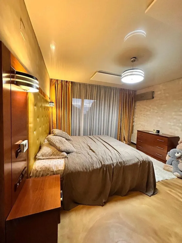 De Inchiriat apartament cu două camere, Aleea Meteo, 400 Euro - Închiriez apartament cu 2 camere, cu suprafața de 88 mp, situat într-un bloc construit în 2012, pe strada Aleea Meteo nr. 4, în municipiul Galați, în zona Bariera Traian, lângă Terra Clinic.
Apartamentul este complet mobilat și utilat, fiind pregătit pentru mutare imediată. Dispune de:
- balcon închis;
- aer condiționat;
- centrală termică pe gaz;
- spații generoase și bine compartimentate.
Pret 400 euro/luna.
La incheierea contractului de inchiriere chiriasul va achita o chirie, o garantie egala cu o chirie si comisionul agentiei imobiliare.
În prețul chiriei este inclus și un loc de parcare bine delimitat, situat în curtea interioară a imobilului. Accesul în curte este permis doar locatarilor, pe bază de cartelă.
Blocul este relativ nou, foarte bine întreținut și amplasat la aproximativ 150 m de stația de autobuz.
Pentru mai multe detalii și vizionări, vă rog să sunați la numărul: 0746.252.252 Liliana Ene.