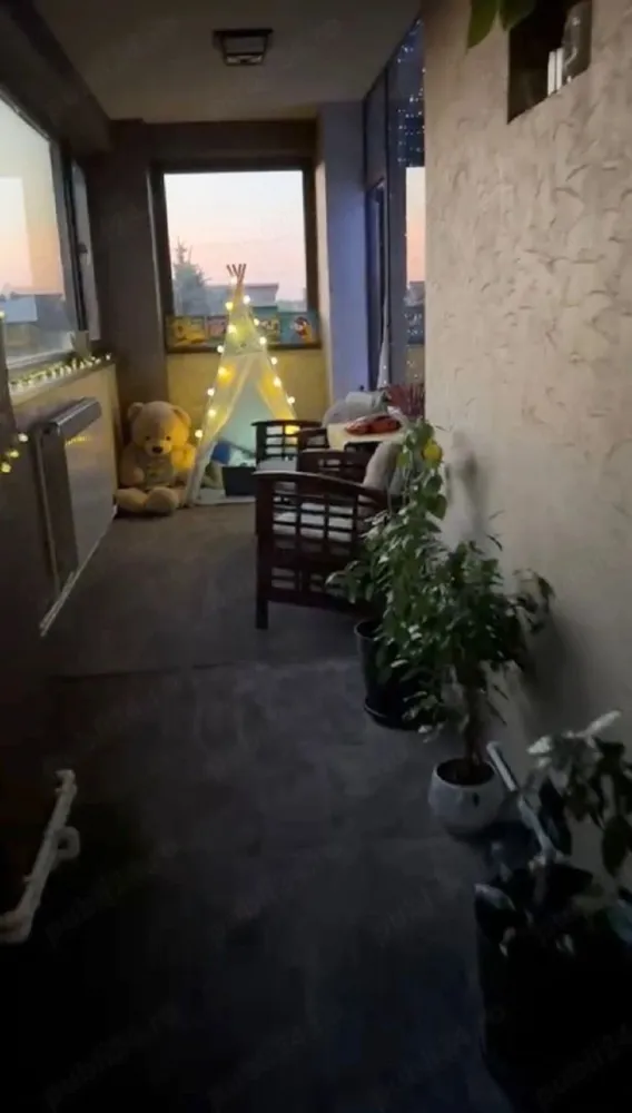 De Inchiriat apartament cu două camere, Aleea Meteo, 400 Euro - Închiriez apartament cu 2 camere, cu suprafața de 88 mp, situat într-un bloc construit în 2012, pe strada Aleea Meteo nr. 4, în municipiul Galați, în zona Bariera Traian, lângă Terra Clinic.
Apartamentul este complet mobilat și utilat, fiind pregătit pentru mutare imediată. Dispune de:
- balcon închis;
- aer condiționat;
- centrală termică pe gaz;
- spații generoase și bine compartimentate.
Pret 400 euro/luna.
La incheierea contractului de inchiriere chiriasul va achita o chirie, o garantie egala cu o chirie si comisionul agentiei imobiliare.
În prețul chiriei este inclus și un loc de parcare bine delimitat, situat în curtea interioară a imobilului. Accesul în curte este permis doar locatarilor, pe bază de cartelă.
Blocul este relativ nou, foarte bine întreținut și amplasat la aproximativ 150 m de stația de autobuz.
Pentru mai multe detalii și vizionări, vă rog să sunați la numărul: 0746.252.252 Liliana Ene.