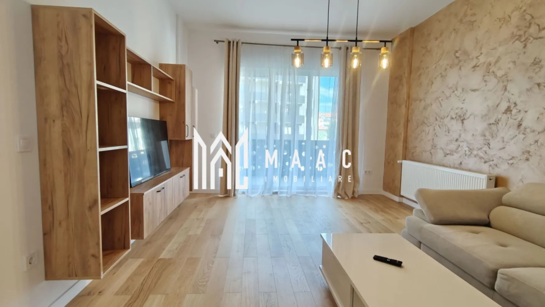 Apartament 2 camere I Etaj 1 I Balcon I Parcare I Cireșica - MAAC Imobiliare propune spre închiriere un apartament cu 2 camere, situat la etajul 1 al unui bloc nou construit din cartierul Cireșica, municipiul Sibiu.

Caracteristici ale apartamentului:
Suprafață utilă: 64 mp
2 balcoane: unul de 4 mp, celălalt de 9 mp

Compartimentare decomandată:
living cu ieșire pe balcon
bucătărie închisă
dormitor
baie cu cabină de duș și acces către balconul administrativ
hol de acces.

Apartamentul este complet mobilat și utilat, pregătit pentru mutare imediată.

Condiții de închiriere:
se acceptă anumite animale de companie
la semnarea contractului se achită: prima chirie + garanția (echivalentul unei chirii)

Locație:
Cartierul Cireșica oferă acces facil către:
transport în comun
grădinițe și școli
magazine
alte facilități urbane.

Pentru mai multe detalii, contactați MAAC Imobiliare și menționați ID CP3067698.