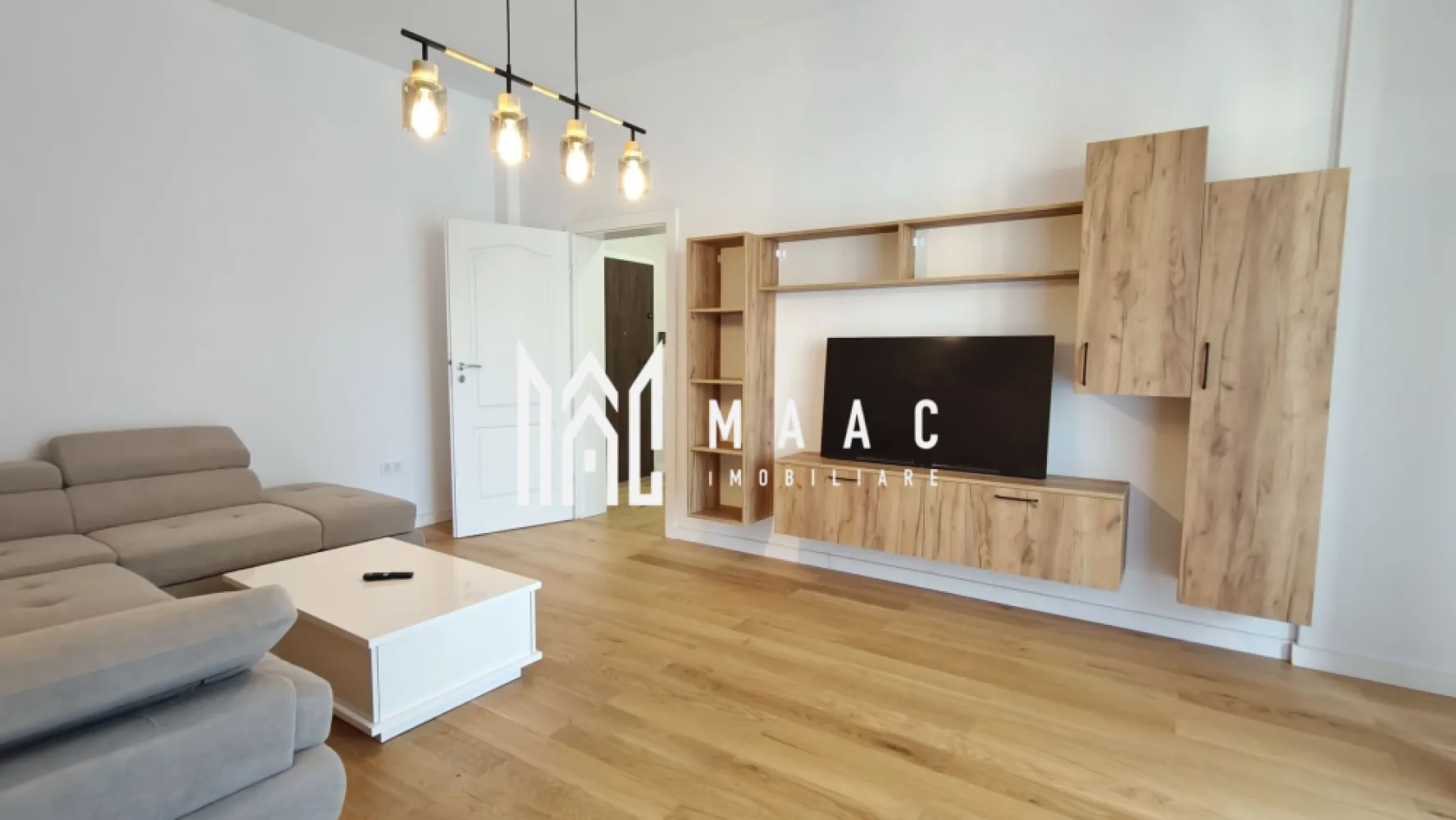 Apartament 2 camere I Etaj 1 I Balcon I Parcare I Cireșica - MAAC Imobiliare propune spre închiriere un apartament cu 2 camere, situat la etajul 1 al unui bloc nou construit din cartierul Cireșica, municipiul Sibiu.

Caracteristici ale apartamentului:
Suprafață utilă: 64 mp
2 balcoane: unul de 4 mp, celălalt de 9 mp

Compartimentare decomandată:
living cu ieșire pe balcon
bucătărie închisă
dormitor
baie cu cabină de duș și acces către balconul administrativ
hol de acces.

Apartamentul este complet mobilat și utilat, pregătit pentru mutare imediată.

Condiții de închiriere:
se acceptă anumite animale de companie
la semnarea contractului se achită: prima chirie + garanția (echivalentul unei chirii)

Locație:
Cartierul Cireșica oferă acces facil către:
transport în comun
grădinițe și școli
magazine
alte facilități urbane.

Pentru mai multe detalii, contactați MAAC Imobiliare și menționați ID CP3067698.