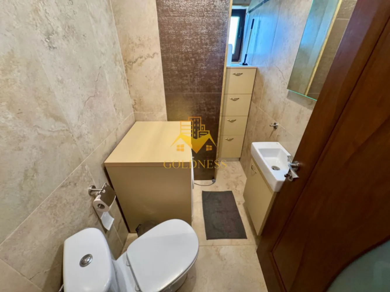3 camere, Parcare, Zorilor, Eugen Ionesco, Observatorului, Frunzișului - GOLDNESS Imobiliare vă propune spre închiriere un apartament cu 3 camere complet mobilat și utilat, la etajul 2 într-un imobil de 2 etaje, în Cartierul Zorilor.
Dispune de 2 locuri de parcare (garaj+exterior)
Se află în apropierea stațiilor de transport în comun, magazine, restaurante, spații verzi, farmacii, etc. 

Apartamentul este compartimentat astfel:
 - doua dormitoarecu pat matrimonial, dressing, noptiere
 - living cu canapea, masa pentru cafea, comoda tv loc de servit masa 
 - bucatarie complet utilata si mobilata, loc de servit masa 
 - 2 bai, una cu dus walkin, calorifer port prosop și dulap pentru depozitare.
 - balcon 4mp.

Imobilul este dotat cu toate cele necesare- centrală proprie, frigider, aragaz, hotă, mașină de spălat haine, mașina de spălat vase, etc. 

Dacă sunteți interesați de acest apartament și doriți să îl vizionați, dar și pentru alte oferte nu ezitați să ne contactați telefonic sau prin e-mail. Vă stăm la dispoziție!
Pentru intermediere se percepe un comision de 50% din prețul chiriei!