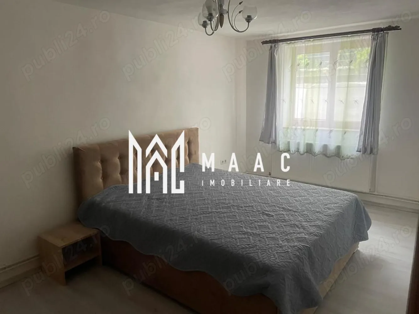 Apartament la casa | 3 camere | Selimbar - Maac Imobiliare va propune spre inchiriere un apartament la casa situat in zona Shopping City Sibiu Locuinta cuprinde : living, bucatarie deschisa, 2 dormitoare, hol de acces, baie cu dus . Termen de inchiriere minim 1 an de zile Se percepe o garantie din cuantumul unei chirii lunare Nu se accepta animale de companie Zona este una linistita, in apropiere se regasesc centre comerciale, de invatamant, acces la mijloacele de transport in comun. Pentru mai multe detalii precizati telefonic ca ati vazut anuntul cu ID: CP2286731 }}