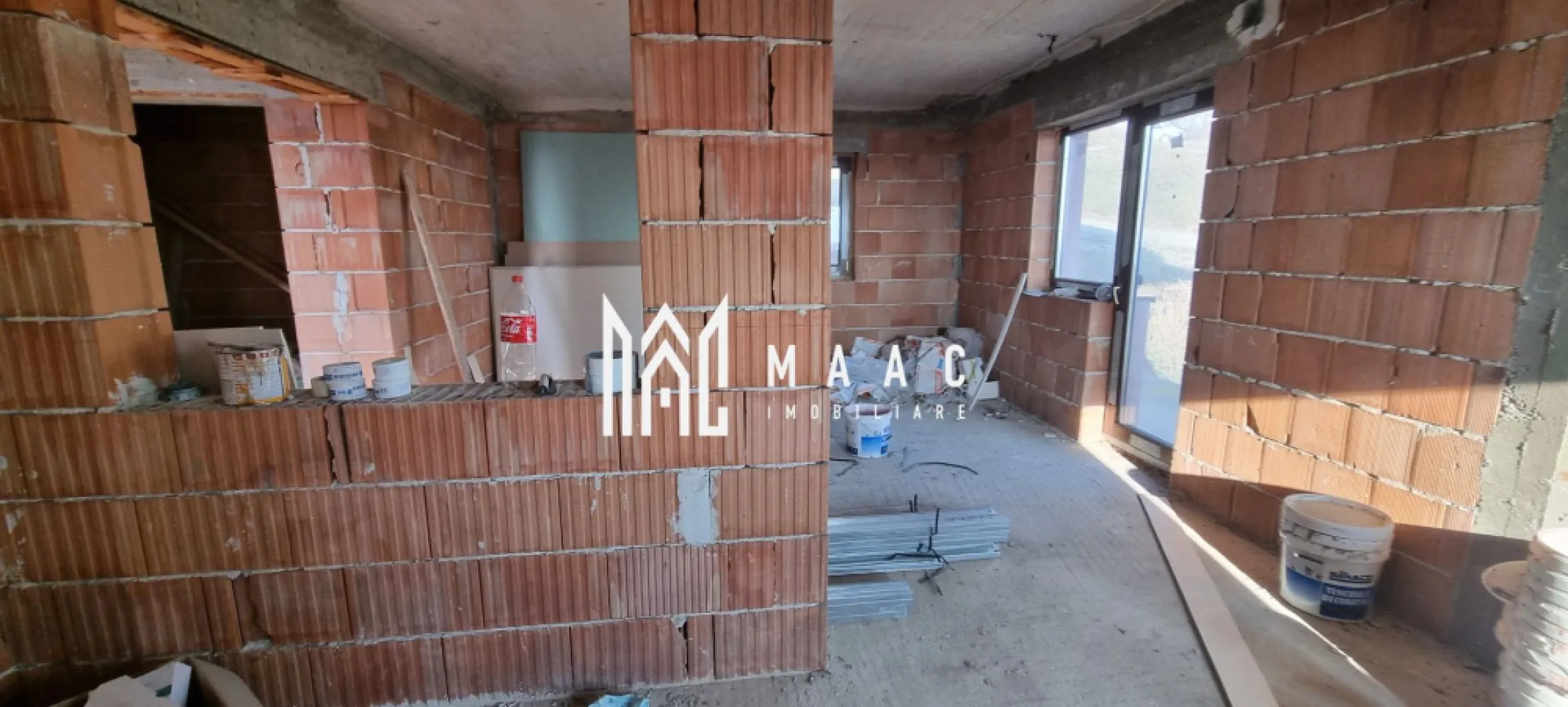 Black Friday Casă 5 camere I Garaj I Teren 450mp I Șura Mare - 🔥 BLACK FRIDAY - Profită de cea mai bună perioadă din an pentru a deveni proprietar! Reducere de 4.000 euro - Pret vechi - 197.000 euro Pret promotional - 193.000 euro MAAC Imobiliare vă oferă spre vânzare o casă/ vilă rezidențială construită în regim de înălțime D+P+E. Nivelul de bază a locuinței reprezintă o cameră cu acces către garaj și pivniță, scări interioare spre parter unde avem următoarea configurație: Bucătărie cu posibilitatea de separare, living spațios cu terasă , balcon, cămară, și baie. Scările interioare fac accesul către etajul casei alcătuit din 3 camere, antreu, balcon și baie. De asemenea, podul casei reprezintă un spațiu adițional cu suprafața de 50mp, luminat natural. Terenul însumează 470mp, oferă acces pentru auto, nu este îngrădit. Pereții imobilului sunt izolați termic, de asemenea și podul acesteia cu vată bazaltică. Tâmplăria geamurilor marca Salamander, PVC cu 3 canate. Pentru mai multe detalii precizati telefonic ca ați văzut anunțul cu ID: CP2286272 }}