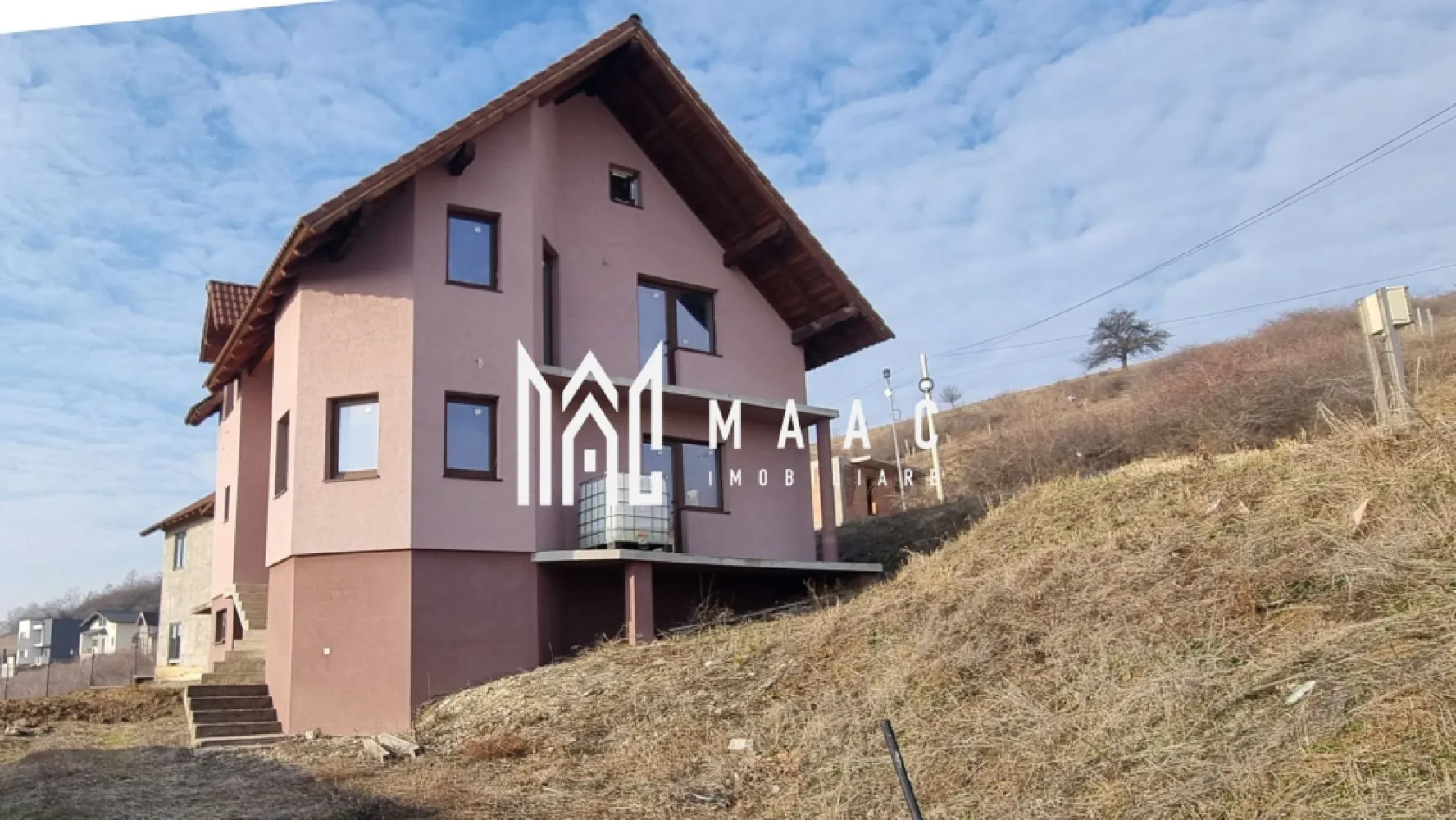 Black Friday Casă 5 camere I Garaj I Teren 450mp I Șura Mare - 🔥 BLACK FRIDAY - Profită de cea mai bună perioadă din an pentru a deveni proprietar! Reducere de 4.000 euro - Pret vechi - 197.000 euro Pret promotional - 193.000 euro MAAC Imobiliare vă oferă spre vânzare o casă/ vilă rezidențială construită în regim de înălțime D+P+E. Nivelul de bază a locuinței reprezintă o cameră cu acces către garaj și pivniță, scări interioare spre parter unde avem următoarea configurație: Bucătărie cu posibilitatea de separare, living spațios cu terasă , balcon, cămară, și baie. Scările interioare fac accesul către etajul casei alcătuit din 3 camere, antreu, balcon și baie. De asemenea, podul casei reprezintă un spațiu adițional cu suprafața de 50mp, luminat natural. Terenul însumează 470mp, oferă acces pentru auto, nu este îngrădit. Pereții imobilului sunt izolați termic, de asemenea și podul acesteia cu vată bazaltică. Tâmplăria geamurilor marca Salamander, PVC cu 3 canate. Pentru mai multe detalii precizati telefonic ca ați văzut anunțul cu ID: CP2286272 }}