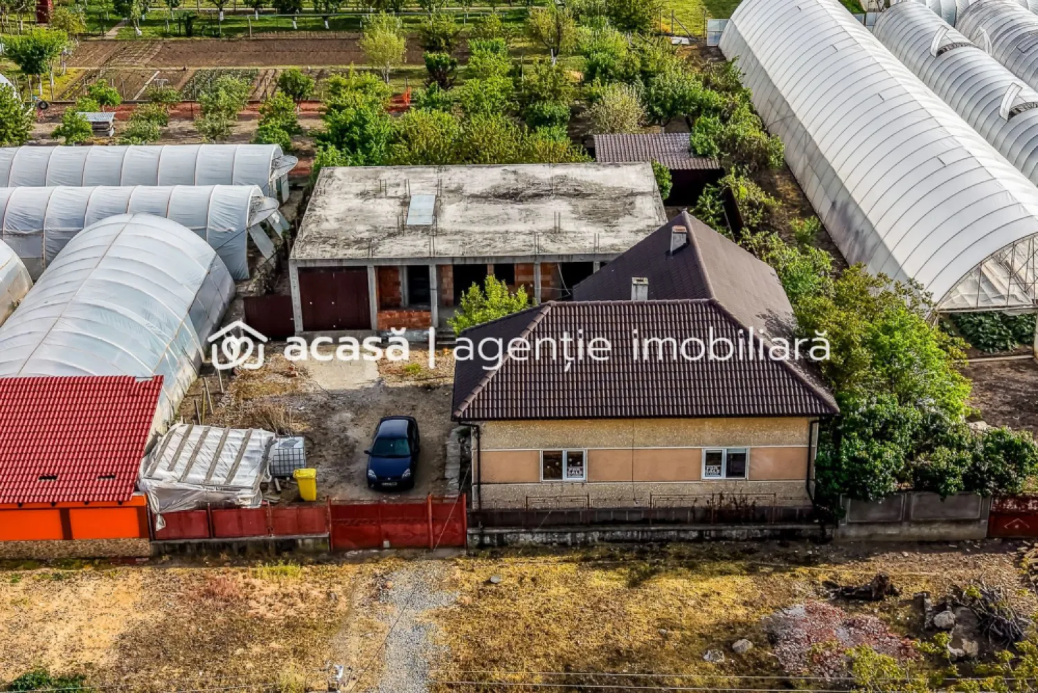 Casă finisată + casă în construcție, la același preț! - 🏡 O proprietate, două construcții, nenumărate posibilități – Seleuș, Arad
Imaginează-ți o proprietate în care te poți muta chiar de mâine, fără investiții suplimentare, dar care îți oferă în același timp șansa de a crea încă o locuință exact așa cum îți dorești. 🔑✨
Prima construcție este o casă finisată, gata pentru locuire imediată, cu 82 mp utili, compartimentată practic:
✔️ 3 camere
✔️ bucătărie mobilată
✔️ baie utilată
✔️ apă și curent
✔️ aer condiționat
✔️ Garaj pentru 3 mașini 🚗🚗🚗
✔️ Teren generos de peste 700 mp

A doua construcție este la roșu, cu parter construit și 98 mp utili, având autorizație pentru regim de înălțime P+E – spațiul perfect pentru a-l transforma după propriile cerințe și așteptări.

💰 Preț: 65.000 € negociabil
✅ Comision 0% pentru cumpărător!

📞 Sună acum pentru o vizionare!
Mihai Bica – Consultant imobiliar
0742543526