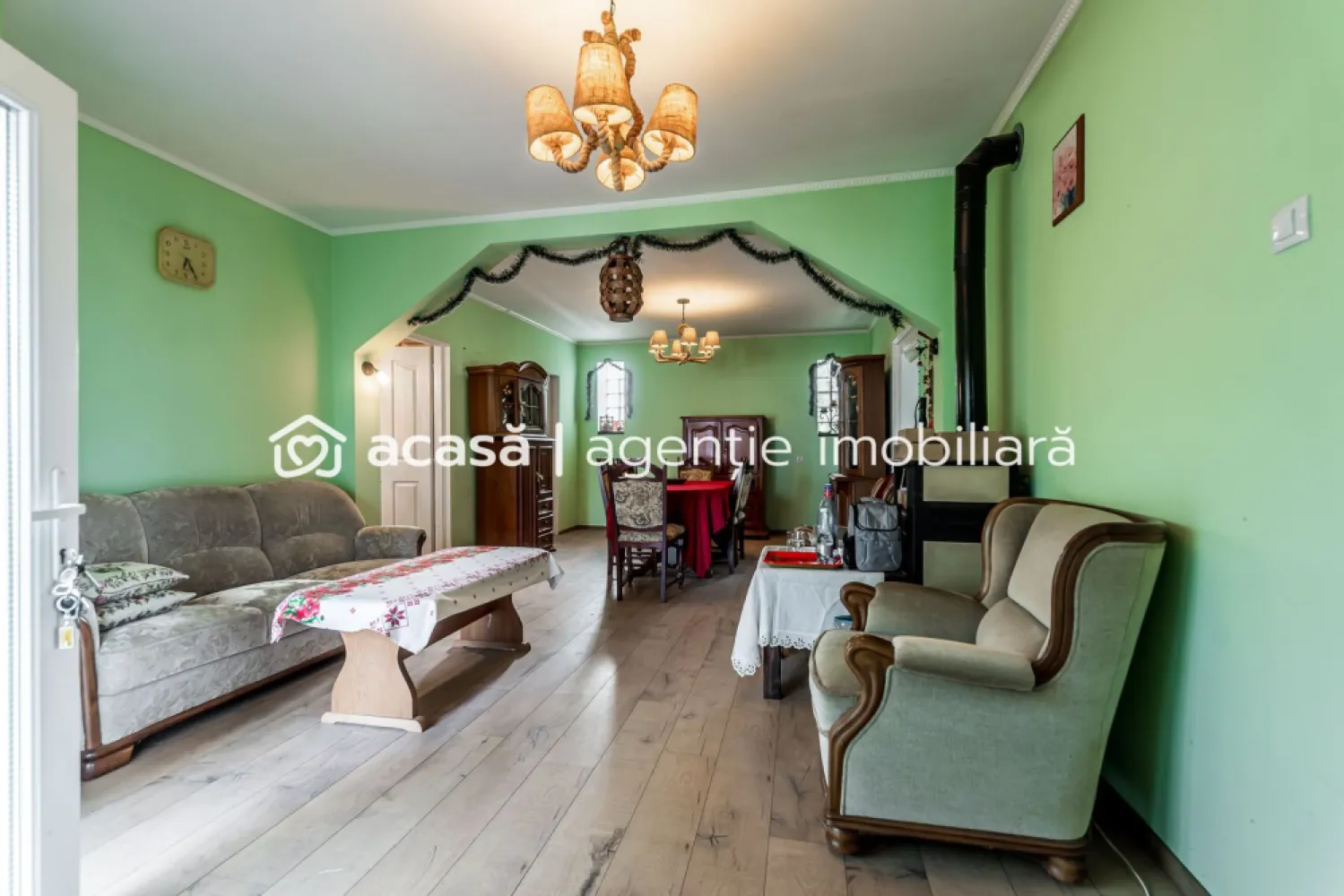 Casă finisată + casă în construcție, la același preț! - 🏡 O proprietate, două construcții, nenumărate posibilități – Seleuș, Arad
Imaginează-ți o proprietate în care te poți muta chiar de mâine, fără investiții suplimentare, dar care îți oferă în același timp șansa de a crea încă o locuință exact așa cum îți dorești. 🔑✨
Prima construcție este o casă finisată, gata pentru locuire imediată, cu 82 mp utili, compartimentată practic:
✔️ 3 camere
✔️ bucătărie mobilată
✔️ baie utilată
✔️ apă și curent
✔️ aer condiționat
✔️ Garaj pentru 3 mașini 🚗🚗🚗
✔️ Teren generos de peste 700 mp

A doua construcție este la roșu, cu parter construit și 98 mp utili, având autorizație pentru regim de înălțime P+E – spațiul perfect pentru a-l transforma după propriile cerințe și așteptări.

💰 Preț: 65.000 € negociabil
✅ Comision 0% pentru cumpărător!

📞 Sună acum pentru o vizionare!
Mihai Bica – Consultant imobiliar
0742543526