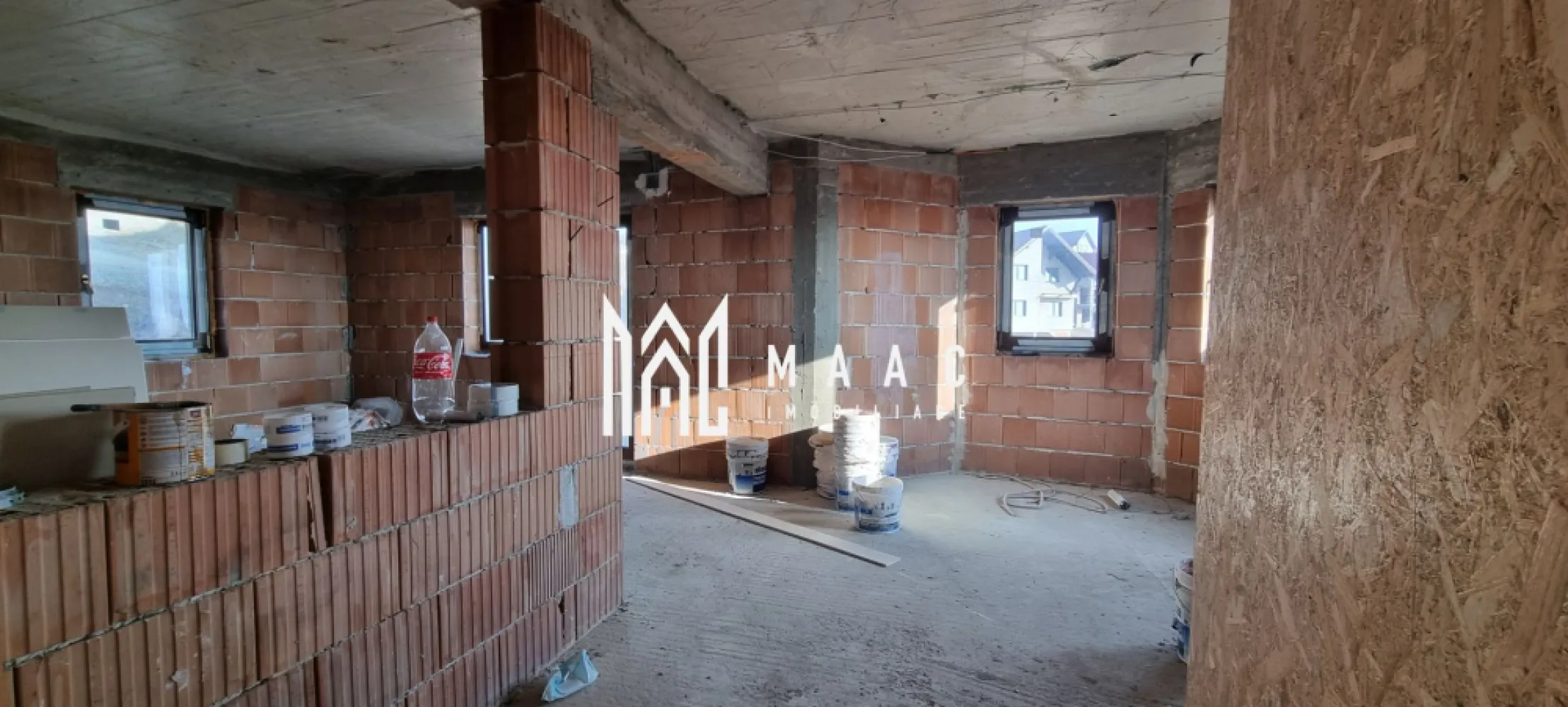 Black Friday Casă 5 camere I Garaj I Teren 450mp I Șura Mare - 🔥 BLACK FRIDAY - Profită de cea mai bună perioadă din an pentru a deveni proprietar! Reducere de 4.000 euro - Pret vechi - 197.000 euro Pret promotional - 193.000 euro MAAC Imobiliare vă oferă spre vânzare o casă/ vilă rezidențială construită în regim de înălțime D+P+E. Nivelul de bază a locuinței reprezintă o cameră cu acces către garaj și pivniță, scări interioare spre parter unde avem următoarea configurație: Bucătărie cu posibilitatea de separare, living spațios cu terasă , balcon, cămară, și baie. Scările interioare fac accesul către etajul casei alcătuit din 3 camere, antreu, balcon și baie. De asemenea, podul casei reprezintă un spațiu adițional cu suprafața de 50mp, luminat natural. Terenul însumează 470mp, oferă acces pentru auto, nu este îngrădit. Pereții imobilului sunt izolați termic, de asemenea și podul acesteia cu vată bazaltică. Tâmplăria geamurilor marca Salamander, PVC cu 3 canate. Pentru mai multe detalii precizati telefonic ca ați văzut anunțul cu ID: CP2286272 }}