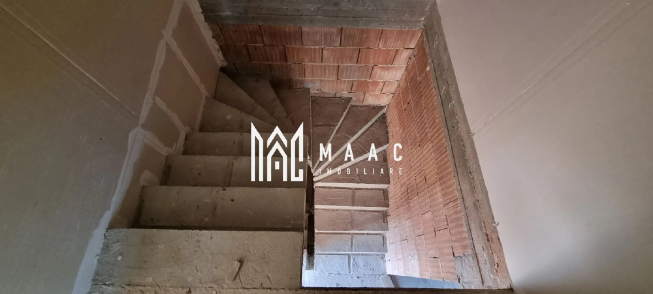 Black Friday Casă 5 camere I Garaj I Teren 450mp I Șura Mare - 🔥 BLACK FRIDAY - Profită de cea mai bună perioadă din an pentru a deveni proprietar! Reducere de 4.000 euro - Pret vechi - 197.000 euro Pret promotional - 193.000 euro MAAC Imobiliare vă oferă spre vânzare o casă/ vilă rezidențială construită în regim de înălțime D+P+E. Nivelul de bază a locuinței reprezintă o cameră cu acces către garaj și pivniță, scări interioare spre parter unde avem următoarea configurație: Bucătărie cu posibilitatea de separare, living spațios cu terasă , balcon, cămară, și baie. Scările interioare fac accesul către etajul casei alcătuit din 3 camere, antreu, balcon și baie. De asemenea, podul casei reprezintă un spațiu adițional cu suprafața de 50mp, luminat natural. Terenul însumează 470mp, oferă acces pentru auto, nu este îngrădit. Pereții imobilului sunt izolați termic, de asemenea și podul acesteia cu vată bazaltică. Tâmplăria geamurilor marca Salamander, PVC cu 3 canate. Pentru mai multe detalii precizati telefonic ca ați văzut anunțul cu ID: CP2286272 }}