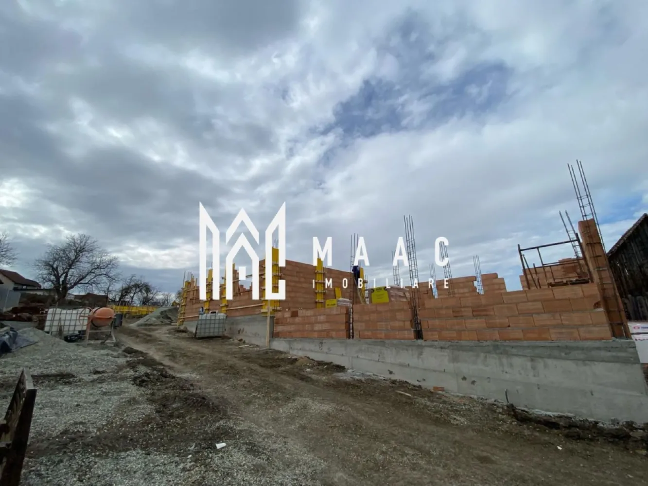 Casă Tip Duplex | 4 Camere | 2 Balcoane | Terasă | Șura Mică - Maac Imobiliare prezintă spre vânzare o vilă tip duplex, situată într-o zonă liniștită din Șura Mică, cu acces facil către Sibiu și în imediata apropiere a punctelor de interes.

Caracteristici generale:

Regim de înălțime: P+E+Pod
Suprafață utilă: 120 mp
Suprafață construită: 150 mp
Amprentă la sol: 70 mp
Suprafață teren: 120 mp
Suprafață curte liberă: 120 mp
An construcție: 2024
Stadiu: Finalizată, predare la alb
 Compartimentare:
 Parter: Living spațios, bucătărie închisă, baie, terasă generoasă
 Etaj: 3 dormitoare, baie, 2 balcoane
 Pod: Disponibil pe toată suprafața casei

 Dotări și beneficii:

Încălzire prin pardoseală la parter și calorifere la etaj
Centrală termică pe gaz
Geamuri termopan de înaltă calitate
Perete dublu, izolat între case
Acoperiș din țiglă
Loc de parcare inclus în preț
Curte cu acces auto

Pentru mai multe detalii precizati telefonic ca ati vazut anuntul ID: CP2396066