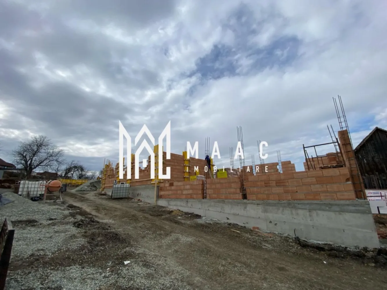 Casă Tip Duplex | 4 Camere | 2 Balcoane | Terasă | Șura Mică - Maac Imobiliare prezintă spre vânzare o vilă tip duplex, situată într-o zonă liniștită din Șura Mică, cu acces facil către Sibiu și în imediata apropiere a punctelor de interes.

Caracteristici generale:

Regim de înălțime: P+E+Pod
Suprafață utilă: 120 mp
Suprafață construită: 150 mp
Amprentă la sol: 70 mp
Suprafață teren: 120 mp
Suprafață curte liberă: 120 mp
An construcție: 2024
Stadiu: Finalizată, predare la alb
 Compartimentare:
 Parter: Living spațios, bucătărie închisă, baie, terasă generoasă
 Etaj: 3 dormitoare, baie, 2 balcoane
 Pod: Disponibil pe toată suprafața casei

 Dotări și beneficii:

Încălzire prin pardoseală la parter și calorifere la etaj
Centrală termică pe gaz
Geamuri termopan de înaltă calitate
Perete dublu, izolat între case
Acoperiș din țiglă
Loc de parcare inclus în preț
Curte cu acces auto

Pentru mai multe detalii precizati telefonic ca ati vazut anuntul ID: CP2396066