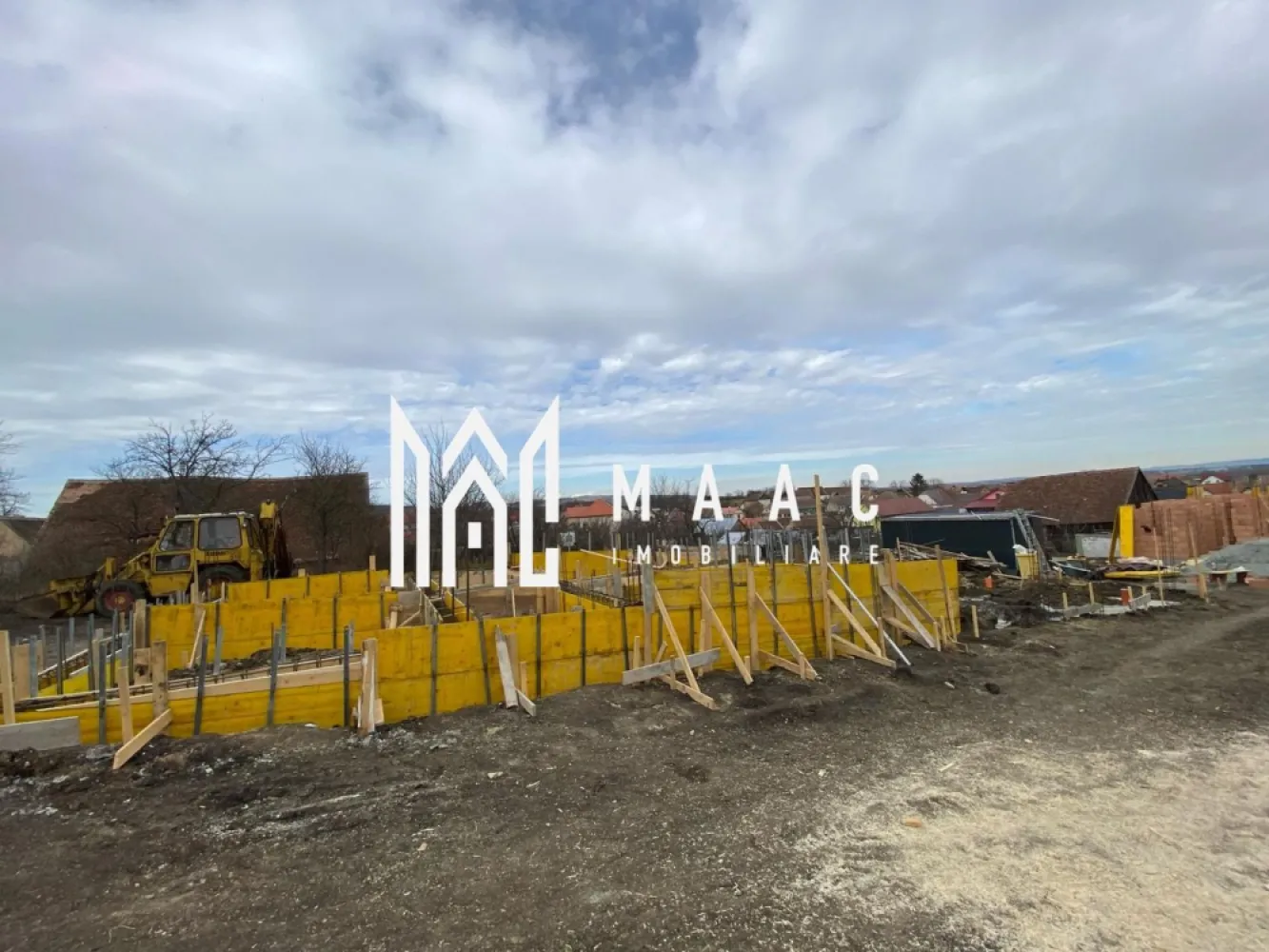 Casă Tip Duplex | 4 Camere | 2 Balcoane | Terasă | Șura Mică - Maac Imobiliare prezintă spre vânzare o vilă tip duplex, situată într-o zonă liniștită din Șura Mică, cu acces facil către Sibiu și în imediata apropiere a punctelor de interes.

Caracteristici generale:

Regim de înălțime: P+E+Pod
Suprafață utilă: 120 mp
Suprafață construită: 150 mp
Amprentă la sol: 70 mp
Suprafață teren: 120 mp
Suprafață curte liberă: 120 mp
An construcție: 2024
Stadiu: Finalizată, predare la alb
 Compartimentare:
 Parter: Living spațios, bucătărie închisă, baie, terasă generoasă
 Etaj: 3 dormitoare, baie, 2 balcoane
 Pod: Disponibil pe toată suprafața casei

 Dotări și beneficii:

Încălzire prin pardoseală la parter și calorifere la etaj
Centrală termică pe gaz
Geamuri termopan de înaltă calitate
Perete dublu, izolat între case
Acoperiș din țiglă
Loc de parcare inclus în preț
Curte cu acces auto

Pentru mai multe detalii precizati telefonic ca ati vazut anuntul ID: CP2396066