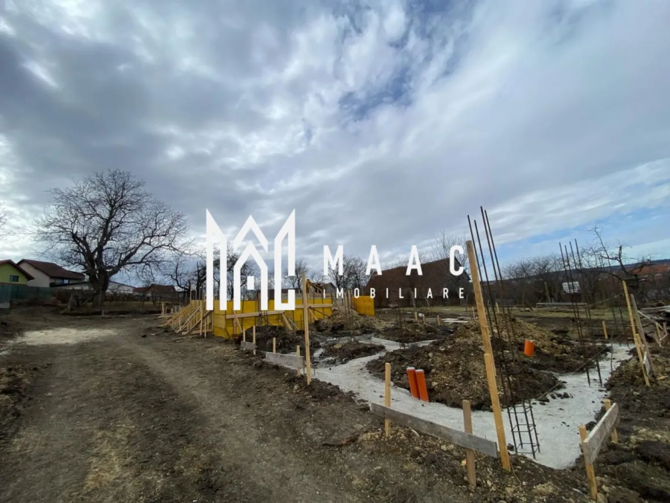Casă Tip Duplex | 4 Camere | 2 Balcoane | Terasă | Șura Mică - Maac Imobiliare prezintă spre vânzare o vilă tip duplex, situată într-o zonă liniștită din Șura Mică, cu acces facil către Sibiu și în imediata apropiere a punctelor de interes.

Caracteristici generale:

Regim de înălțime: P+E+Pod
Suprafață utilă: 120 mp
Suprafață construită: 150 mp
Amprentă la sol: 70 mp
Suprafață teren: 120 mp
Suprafață curte liberă: 120 mp
An construcție: 2024
Stadiu: Finalizată, predare la alb
 Compartimentare:
 Parter: Living spațios, bucătărie închisă, baie, terasă generoasă
 Etaj: 3 dormitoare, baie, 2 balcoane
 Pod: Disponibil pe toată suprafața casei

 Dotări și beneficii:

Încălzire prin pardoseală la parter și calorifere la etaj
Centrală termică pe gaz
Geamuri termopan de înaltă calitate
Perete dublu, izolat între case
Acoperiș din țiglă
Loc de parcare inclus în preț
Curte cu acces auto

Pentru mai multe detalii precizati telefonic ca ati vazut anuntul ID: CP2396066