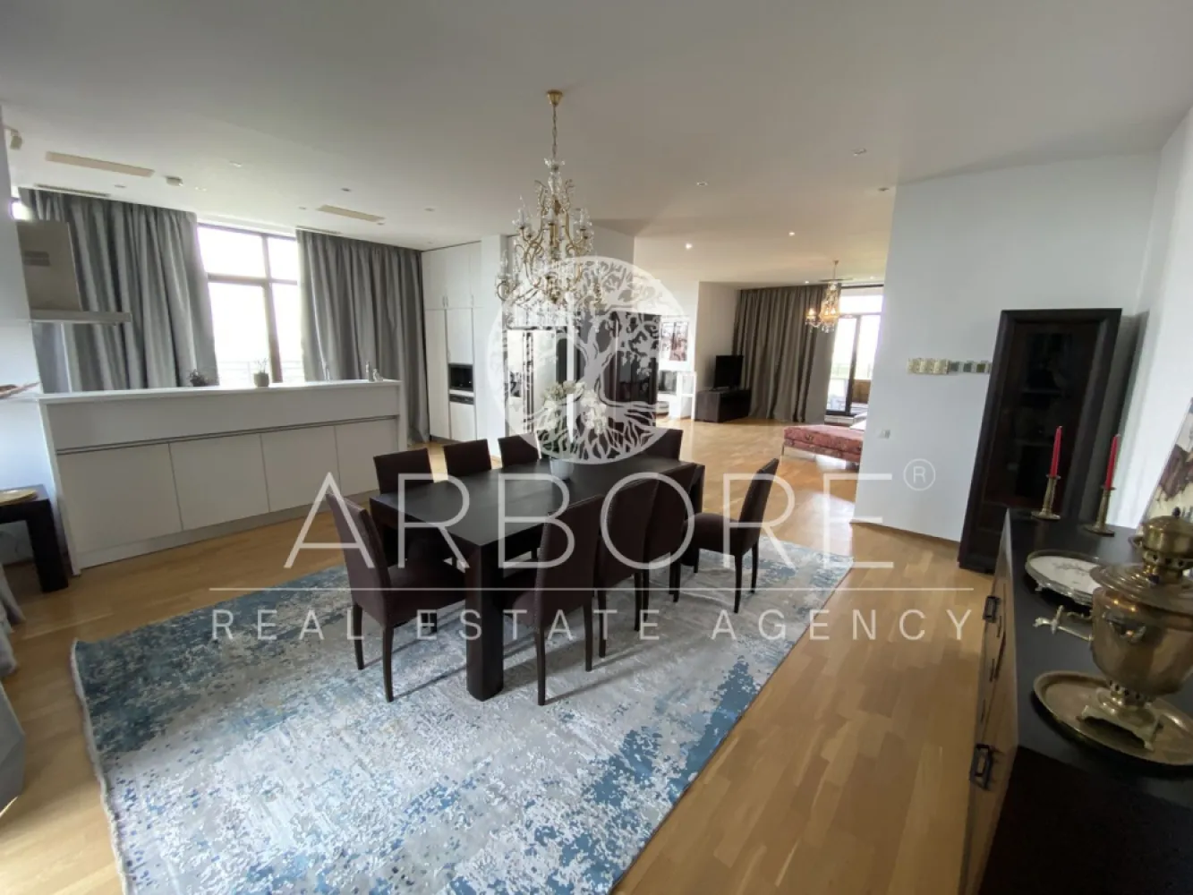 Penthouse 5 camere 250 mp lângă Ambasada SUA , zona Băneasa București - Arbore Real Estate vă oferă spre închiriere un penthouse spectaculos cu 5 camere și 250 mp, situat în una dintre cele mai exclusiviste zone rezidențiale din nordul Bucureștiului – Aleea Privighetorilor, Iancu Nicolae, Pipera, la câteva minute de Ambasada SUA și Pădurea Băneasa.

📍Penthouse-ul se află la etajul 7/7 al ansamblului rezidențial Privighetorilor 86P, una dintre cele mai apreciate dezvoltări din Pipera.

✨ Detalii și compartimentare:
Suprafață utilă: 250 mp
Living generos, open space cu zonă de dining și bucătărie complet utilată și mobilată
3 dormitoare, fiecare cu baie proprie
Dormitor matrimonial cu dressing separat
1 debara cu intrare separată
Spații multiple de depozitare în holuri
Terasă panoramică – ideală pentru relaxare, plajă urbană sau socializare

🏢 Avantaje locație:
Situat lângă Pădurea Băneasa – aer curat și liniște
Acces rapid la:
• Ambasada SUA
• Băneasa Shopping City, IKEA, Jolie Ville
• Grădina Zoologică Băneasa
• Școli internaționale de top: American School, British School, Liceul Francez „Anna de Noailles”, Avenor College, Little London, etc.

🛡️ Alte beneficii:
Ansamblu rezidențial securizat
Priveliști largi și lumină naturală pe tot parcursul zilei
Acces facil către DN1, aeroporturi și zona de birouri Pipera

📞 Disponibil imediat pentru închiriere – ideal pentru expați, diplomați sau familii care caută confort de top și intimitate.

Cu deosebită considerație,
Arbore Real Estate