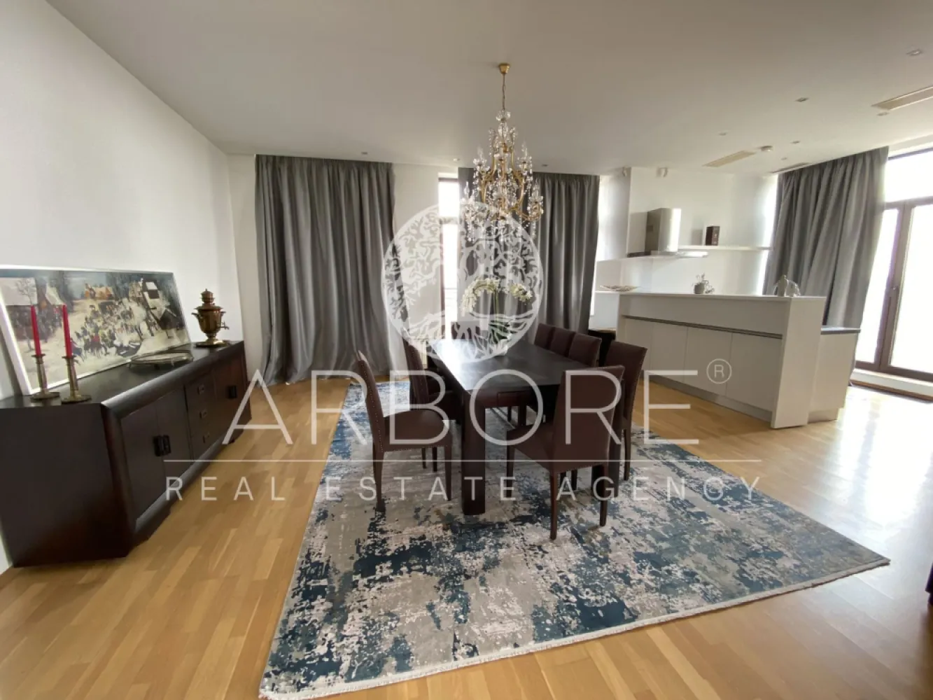 Penthouse 5 camere 250 mp lângă Ambasada SUA , zona Băneasa București - Arbore Real Estate vă oferă spre închiriere un penthouse spectaculos cu 5 camere și 250 mp, situat în una dintre cele mai exclusiviste zone rezidențiale din nordul Bucureștiului – Aleea Privighetorilor, Iancu Nicolae, Pipera, la câteva minute de Ambasada SUA și Pădurea Băneasa.

📍Penthouse-ul se află la etajul 7/7 al ansamblului rezidențial Privighetorilor 86P, una dintre cele mai apreciate dezvoltări din Pipera.

✨ Detalii și compartimentare:
Suprafață utilă: 250 mp
Living generos, open space cu zonă de dining și bucătărie complet utilată și mobilată
3 dormitoare, fiecare cu baie proprie
Dormitor matrimonial cu dressing separat
1 debara cu intrare separată
Spații multiple de depozitare în holuri
Terasă panoramică – ideală pentru relaxare, plajă urbană sau socializare

🏢 Avantaje locație:
Situat lângă Pădurea Băneasa – aer curat și liniște
Acces rapid la:
• Ambasada SUA
• Băneasa Shopping City, IKEA, Jolie Ville
• Grădina Zoologică Băneasa
• Școli internaționale de top: American School, British School, Liceul Francez „Anna de Noailles”, Avenor College, Little London, etc.

🛡️ Alte beneficii:
Ansamblu rezidențial securizat
Priveliști largi și lumină naturală pe tot parcursul zilei
Acces facil către DN1, aeroporturi și zona de birouri Pipera

📞 Disponibil imediat pentru închiriere – ideal pentru expați, diplomați sau familii care caută confort de top și intimitate.

Cu deosebită considerație,
Arbore Real Estate