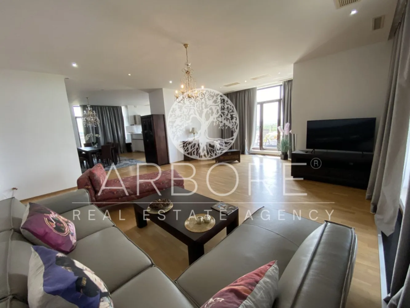 Penthouse 5 camere 250 mp lângă Ambasada SUA , zona Băneasa București - Arbore Real Estate vă oferă spre închiriere un penthouse spectaculos cu 5 camere și 250 mp, situat în una dintre cele mai exclusiviste zone rezidențiale din nordul Bucureștiului – Aleea Privighetorilor, Iancu Nicolae, Pipera, la câteva minute de Ambasada SUA și Pădurea Băneasa.

📍Penthouse-ul se află la etajul 7/7 al ansamblului rezidențial Privighetorilor 86P, una dintre cele mai apreciate dezvoltări din Pipera.

✨ Detalii și compartimentare:
Suprafață utilă: 250 mp
Living generos, open space cu zonă de dining și bucătărie complet utilată și mobilată
3 dormitoare, fiecare cu baie proprie
Dormitor matrimonial cu dressing separat
1 debara cu intrare separată
Spații multiple de depozitare în holuri
Terasă panoramică – ideală pentru relaxare, plajă urbană sau socializare

🏢 Avantaje locație:
Situat lângă Pădurea Băneasa – aer curat și liniște
Acces rapid la:
• Ambasada SUA
• Băneasa Shopping City, IKEA, Jolie Ville
• Grădina Zoologică Băneasa
• Școli internaționale de top: American School, British School, Liceul Francez „Anna de Noailles”, Avenor College, Little London, etc.

🛡️ Alte beneficii:
Ansamblu rezidențial securizat
Priveliști largi și lumină naturală pe tot parcursul zilei
Acces facil către DN1, aeroporturi și zona de birouri Pipera

📞 Disponibil imediat pentru închiriere – ideal pentru expați, diplomați sau familii care caută confort de top și intimitate.

Cu deosebită considerație,
Arbore Real Estate