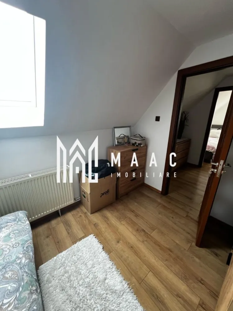 Apartament 3 Camere | 55 MPU | Renovat Recent | Hipodrom 2 - MAAC Imobiliare va prezinta un apartament complet renovat, situat în orașul Sibiu, cartierul Hipodrom 2. Apartamentul are o suprafață utilă de 54 mp și un balcon închis de 3,8 metri lungime. Este compus din două dormitoare decomandate, un living open space, o baie complet renovată și o bucătărie pe balcon. Specificații și dotări: Renovare completă: Gresie, faianță, sanitare, robineți noi. Centrala termică: Nouă, marca Ariston. Instalația electrică: Refăcută complet, inclusiv doze, prize, întrerupătoare etc. Balcon închis: Termopan complet, cu acoperiș nou. Ferestre: Schimbate, cu pervaz interior și exterior, uși interioare noi Pardoseală: Parchet în camere și gresie în living. Bucătărie pe balcon: Mobilier făcut pe comandă, electrocasnice noi (aragaz, hotă, frigider, mașină de spălat, uscător, espressor de cafea, televizor Smart). Apartamentul se vinde complet mobilat, cu toate electrocasnicele noi și garanțiile acestora. Facilități în apropiere: Grădiniță la 10 metri. Școală la 100 de metri. Supermarket PROFI la 100 de metri. Clinica Medicală la 200 de metri. Lidl, Dedeman, Mega Image, Piața. Stații de autobuz în apropiere. Pentru mai multe detalii precizati telefonic ca ati vazut anuntul cu ID : CP2285885 }}